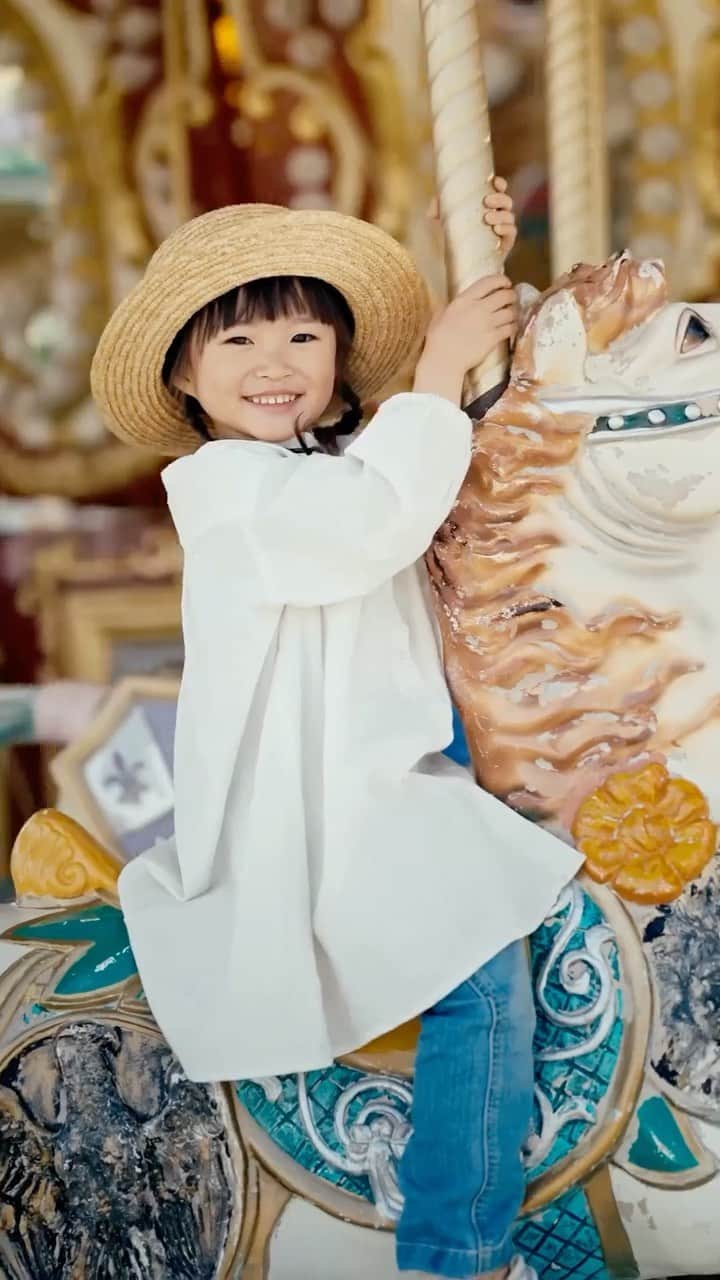 Kyooonのインスタグラム：「メリーゴーランド🎠  メルヘンな世界 レトロな色味で編集してみたよ♡  動画もっともっと撮りたいなぁ〜 小学生になるとなかなか平日にお出かけできないし 最近はお友達と遊ぶことにも夢中だし 小さい頃の時間って本当に貴重だったなぁ😢✨  お揃いのお洋服の質問をよくいただくので これからは書いていくようにします◟̊◞̊   👚ニットベスト付きシャツワンピ：BREEZE  📷Camera：Sony #a7Ⅳ Lens：#SEL50F12GM PP：S-Log3（PP8） 商品貸出：ソニーマーケティング株式会社」