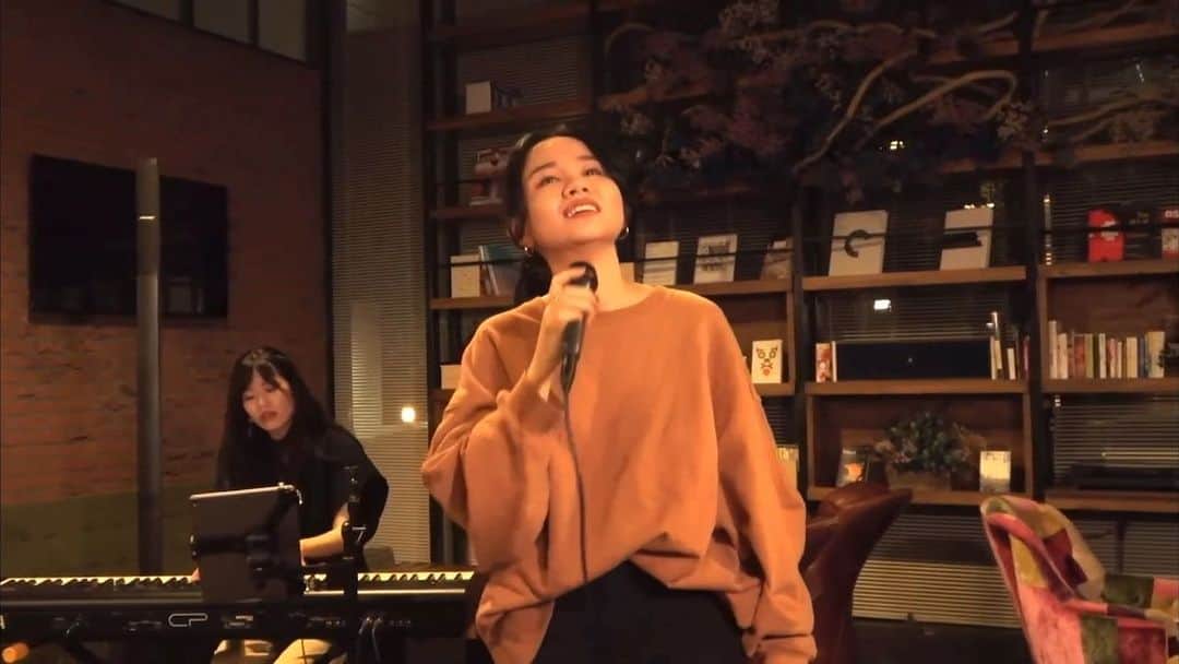遥海のインスタグラム：「The Greatest Showman-Never Enough   Music Terrace でやったこの曲♡  叶うことの許されない恋。 苦しい、、、 色んな解釈があるのは、音楽！☺️ みんなはこの曲を聴くとどんな気持ちになるのかな？ あれもこれも手に入れることができたけど、でもなんだか、満たされないまま。 そんな気持ち、なったことあるかな？」