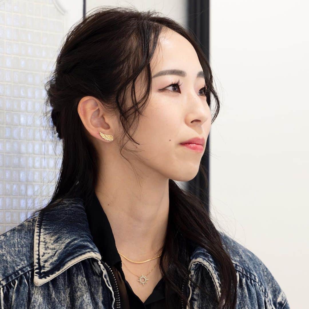 野口啓代のインスタグラム：「OUR STORY with starjewelry 💍  わたしたちがいつも愛用しているだいすきな @starjewelry_press さんについて沢山お話させて頂きました💎  オーダーメイドアイテム シグネチャーモデル 勝負ピアス starjewelryとの出会い♡  ぜひstarjewelryさんの店頭で配布しているcollection bookをGETしてください🤍💙  photo：Kaoru Yamada ( @kao_ymd ) ——————————————————————————— @au_official @raffinee_orientalbio @yushoku_inc @cowsoapcp @thenorthfacejp @lasportivajp @petzl_official  @newhale_japan @frictionlabs」