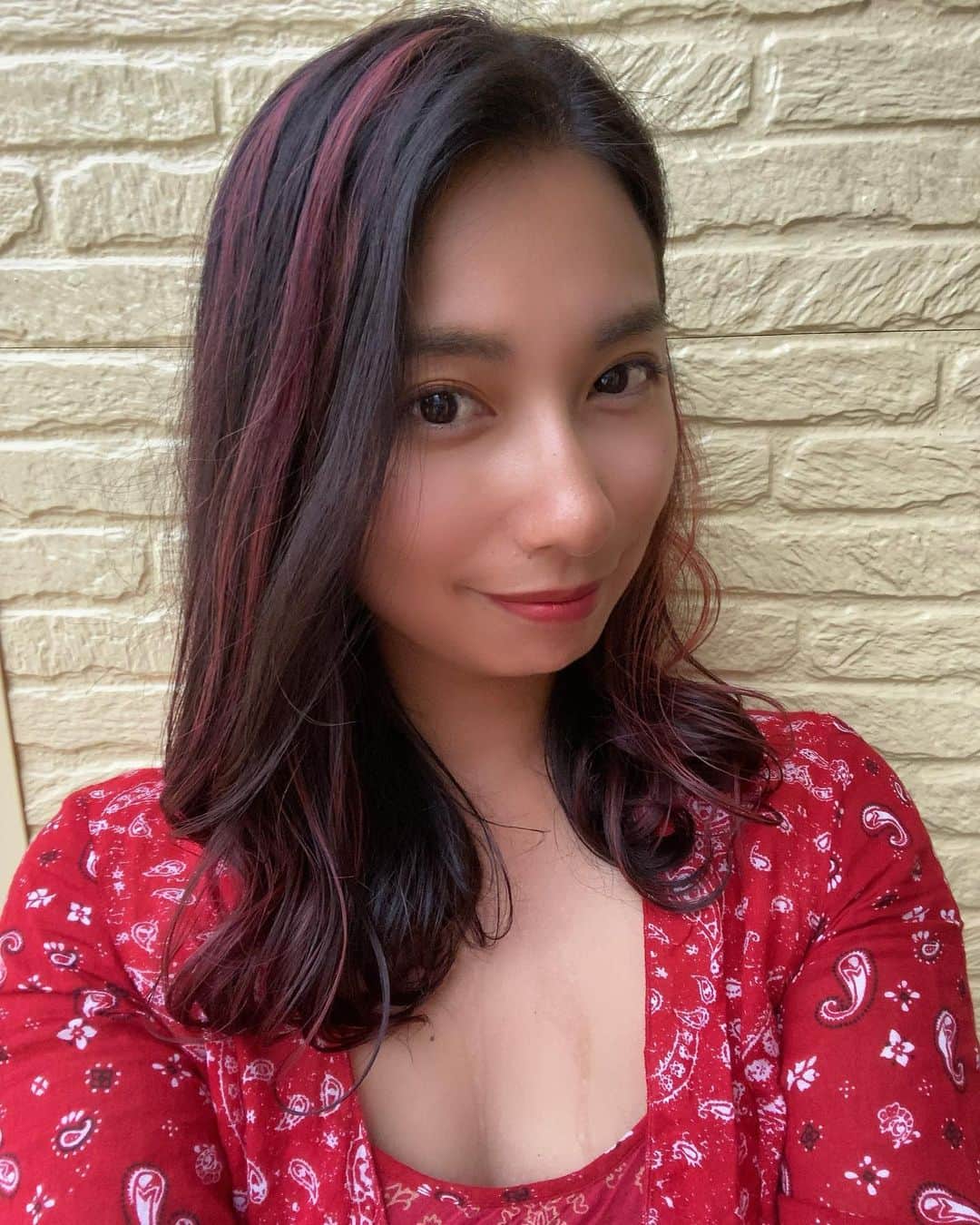 エマ中岡優姫のインスタグラム：「あ、そいやー 髪の毛染めました🤗 でももうピンク落ちてきちゃった😂」