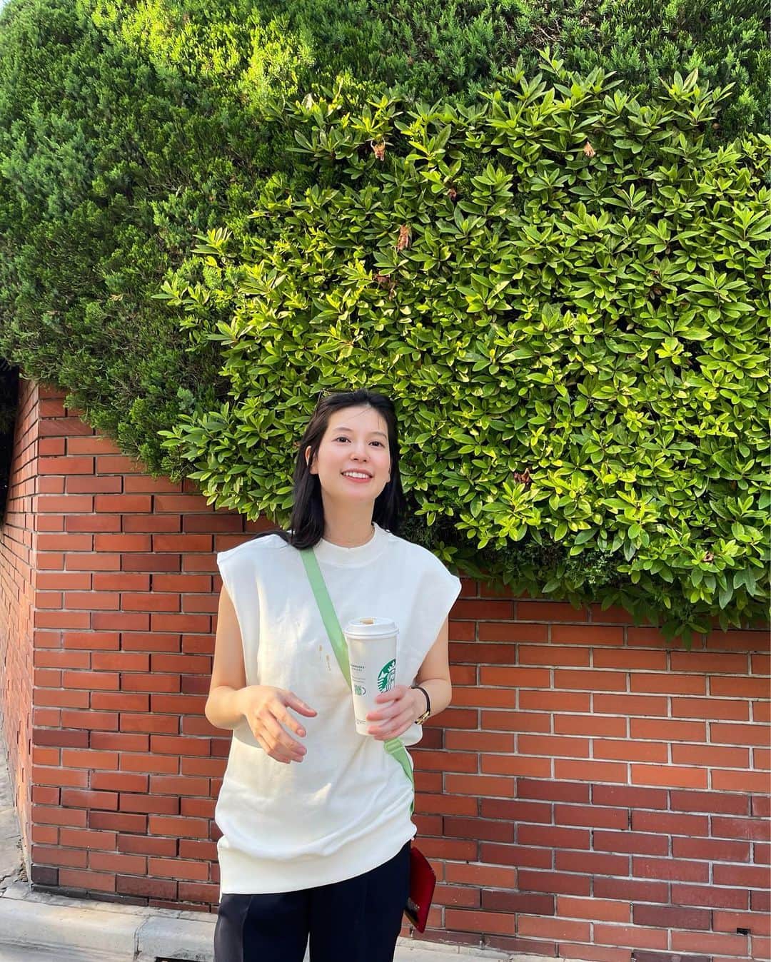 のインスタグラム：「前回の投稿の時は知らなかったんだ。  かけたかったサングラスじゃないのをしてきてしまったことに…。 （どーでもいい笑）  予想通りコーヒーをこぼすことに🤣（この辺は日常茶飯だからあまり気にしなかった笑） さらにはこの後大きなシミ二つ追加されて帰宅した（笑）  洗濯して既に落ちました☺️」