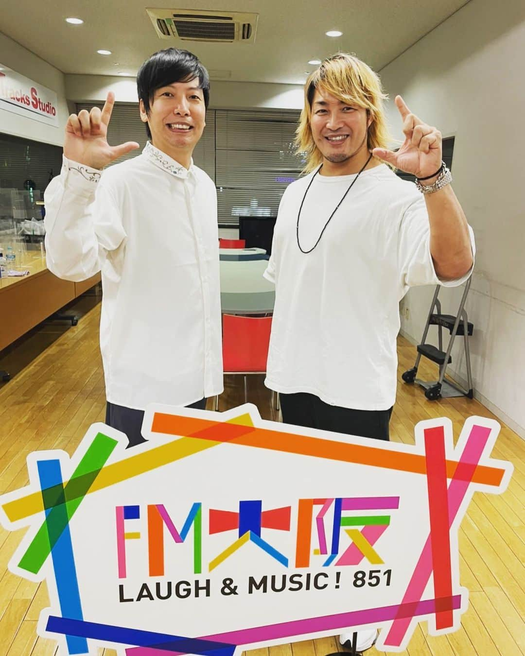 藤原時のインスタグラム：「FM OSAKA 「らじこー」の特別ゲストとして、新日本プロレスの棚橋選手に来ていただきました。一週間前から、この日を待ち望んでいた私は終始、狼狽を重ね、テンションがおかしな状態となり、よく分からない発言を何度も繰り返し、そんな棚橋選手も、私に釣られてか、とんでもない暴露を二、三しておりました。 ありがとうございました！またお待ちしております！  #棚橋弘至 選手　#goace #新日本プロレス #愛してまーす #50周年　#今年はヤバい事が起きる　#椅子から飛び降りた　#今年も新日本プロレスから目が離せない」