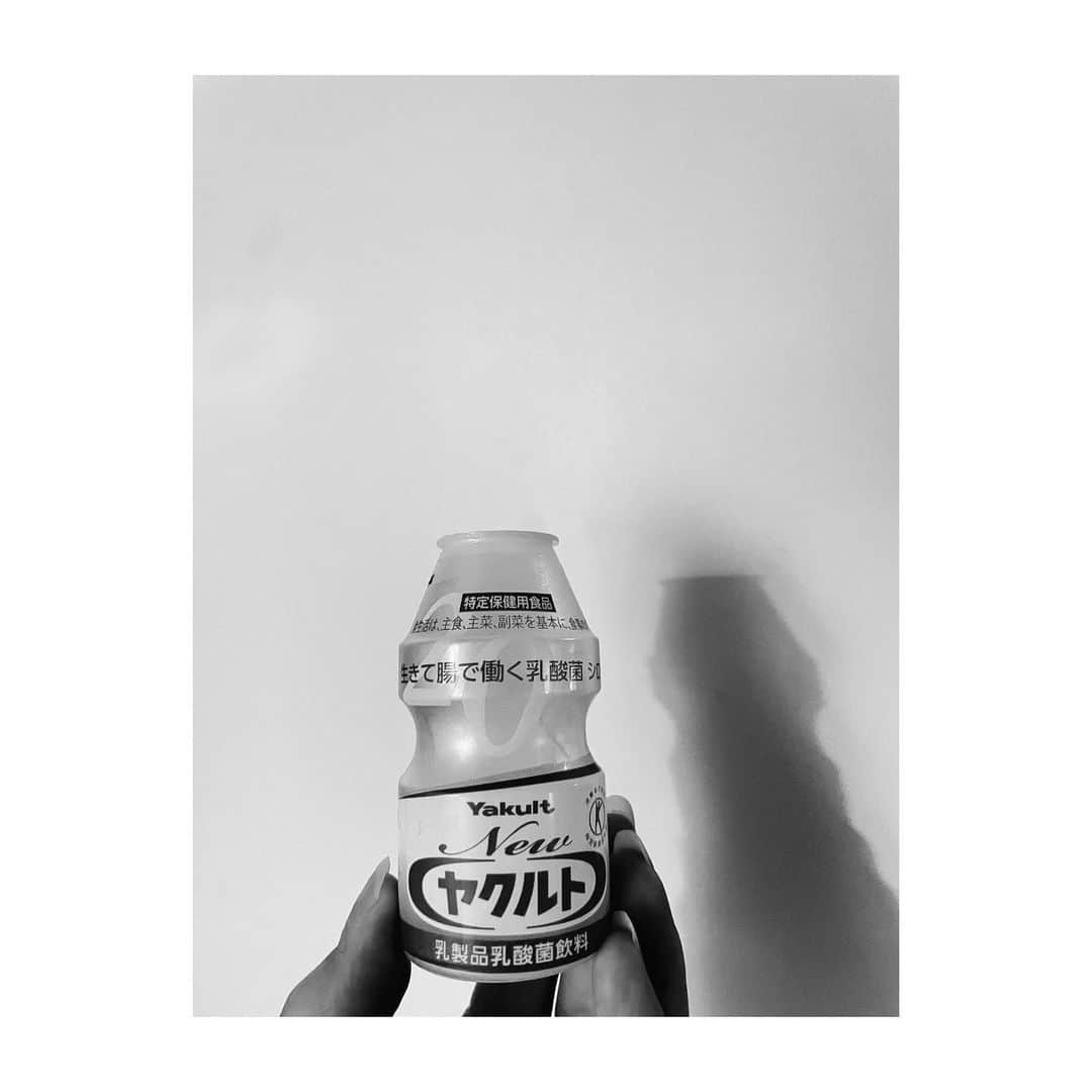 奥菜恵さんのインスタグラム写真 - (奥菜恵Instagram)「お酒をあまり飲まなくなって、生活の楽しみ方も少し変わってきた。 「お風呂上がりのヤクルトがこんなに美味しいなんて！」と、毎晩同じことを感じながら飲んでいる。幸せ。お休みなさい、また明日🍀」5月25日 23時05分 - megumi_okina