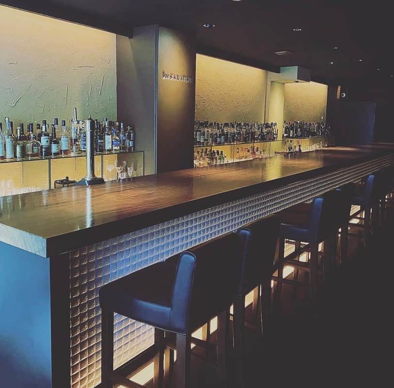bar SARAVAHのインスタグラム：「いつもお世話になっております 。おかげ様で当店は今月27日をもまして9周年を迎え、10年目に入ります。  日頃から支えて下さるお客様のおかげで、こうしてお店を継続出来る事を心から感謝致します。  ようやく少しずつ日常が戻りつつありますが まだまだ気を抜かず、今までと変わらず頑張っていきますので、今後ともどうぞよろしくお願いします。  芦屋本店も今月29日、20周年を迎えます。当日は北新地店の自分や過去のスタッフも久々に本店にて勤務です。  当日は混み合う可能性もありますので、その前後でお近くにお立ち寄りの際は 是非お顔見せて頂けると幸いです。」