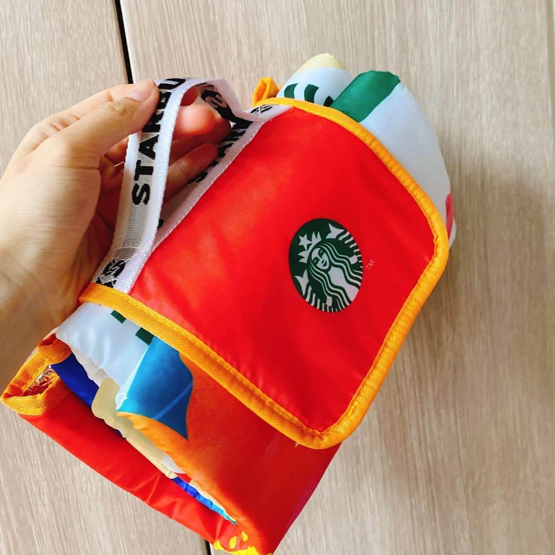 川田裕美のインスタグラム：「スタバでパッと目に入ったレジャーシート✨これからの季節に合いそうな柄でした🎵  #starbucks #レジャーシート」