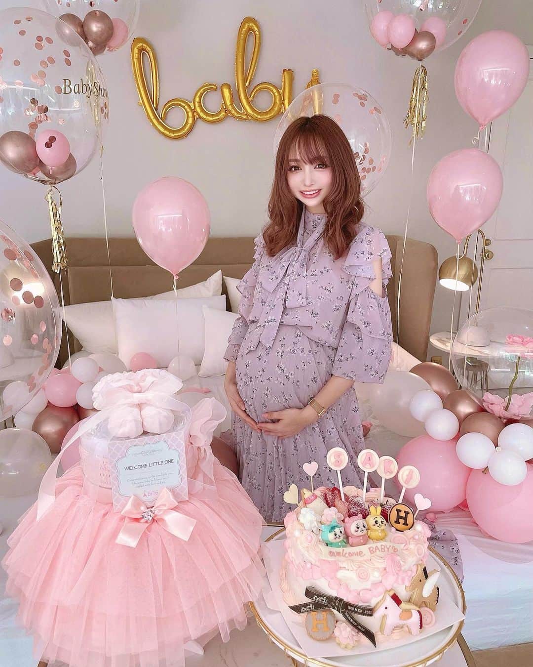 サキ吉さんのインスタグラム写真 - (サキ吉Instagram)「さっき上げたリール見てくれた？！🥺❤️ ． 仲良しちゃんたちがしてくれた ベビーシャワー👶🏻🍼💞 本当に可愛かったし幸せだった😢💓 ． ドレスコードは私だけピンクだったので💘 サキ吉×MUSELのコラボワンピにしました👗✨ @musel.official  ． 出産まであと約1ヶ月！✨ 頑張ります💕💕💕 ． ． ． #babyshower #ベビーシャワー #hermesケーキ #ちいかわ #ちいかわケーキ #プレママ #新米ママ #女の子ママ #令和4年ベビー #プレママさんと繋がりたい #マタニティ #妊婦生活 #安定期 #初マタ #マタニティ記録  #安産祈願 #妊活 #不妊治療 #妊婦 #妊娠報告 #マタニティライフ #初マタライフ #妊娠記録 #妊婦記録 #妊娠後期 #マタニティフォト #マタニティウェア #マタニティコーデ #妊娠9ヶ月」5月25日 15時43分 - sakikichi1201