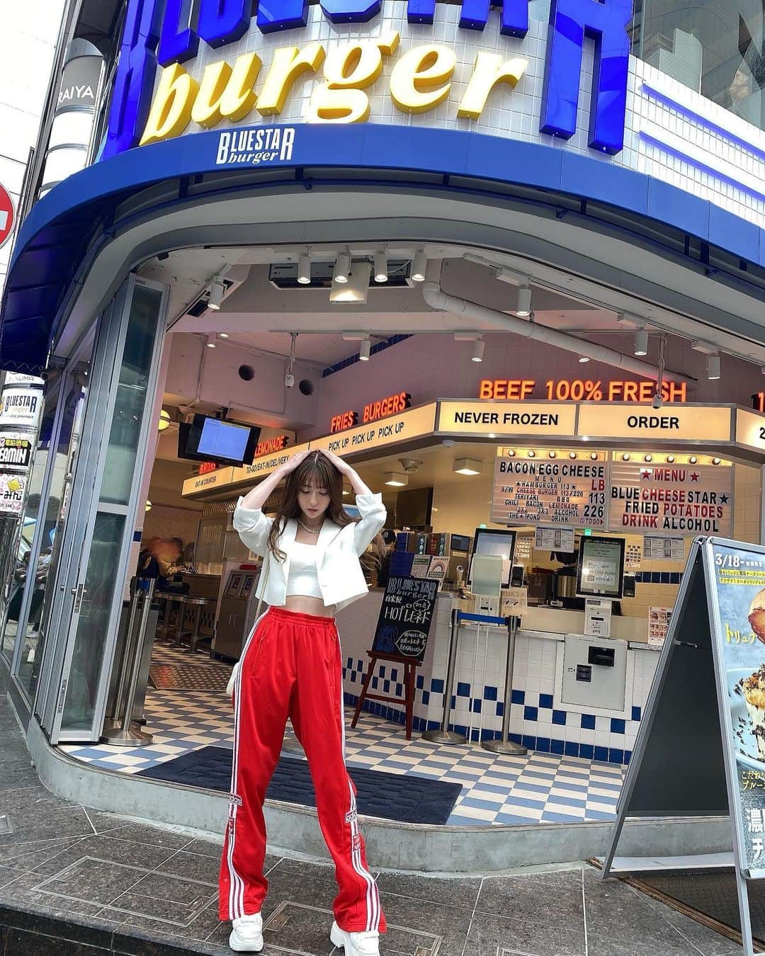 堀尾実咲のインスタグラム：「🍔❤️🤍  #fashion #cordinate #springfashion #sportyfashion #addidas #yello #bluestarburger #春コーデ #春服 #スポーティーコーデ #スポーティー女子 #アディダス #アディダスコーデ #ブルースターバーガー #ブルースターバーガー渋谷 #渋谷ハンバーガー」