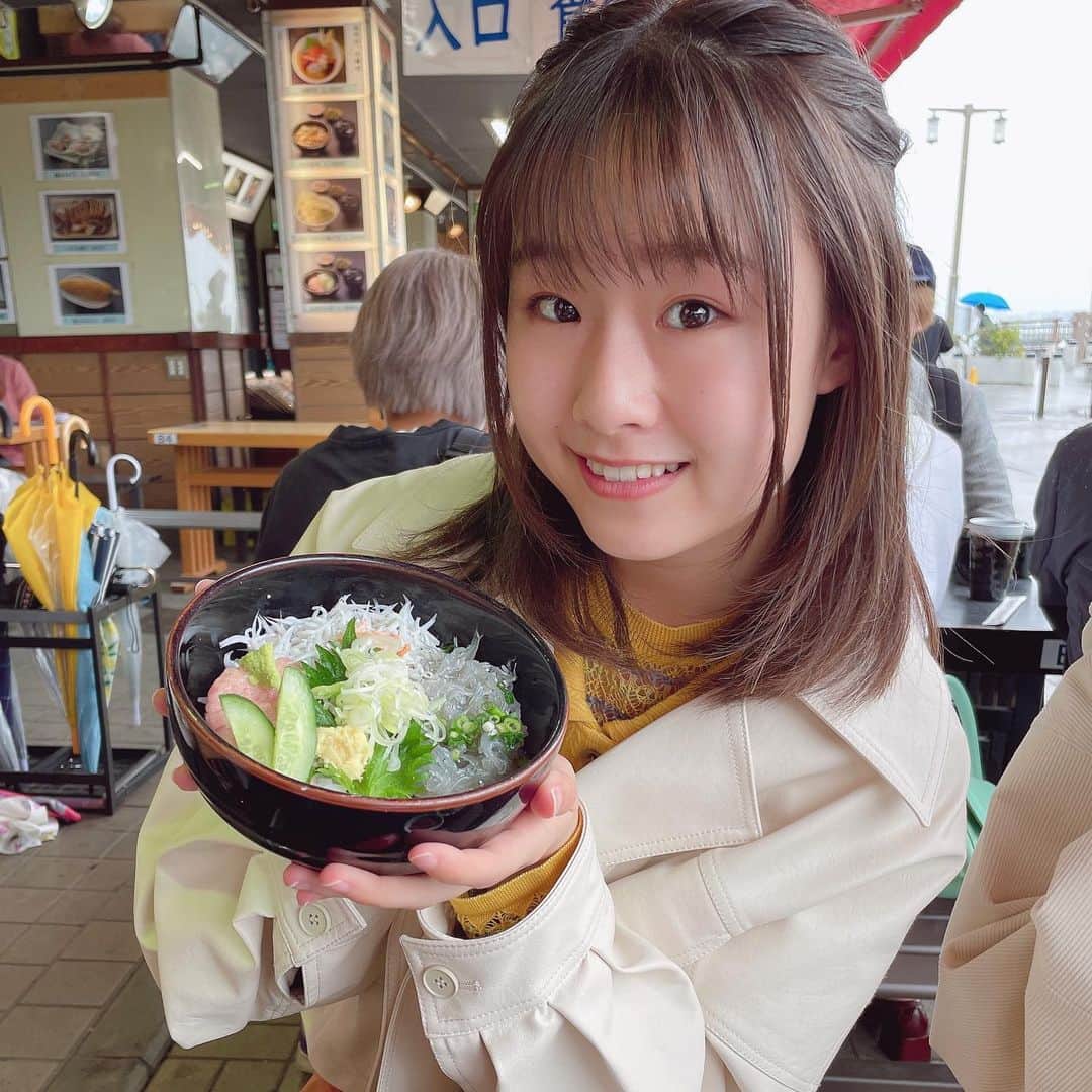 のインスタグラム：「「だれだって、アイドル。」MV撮影の思い出！ ⁡ 江ノ島でみんなでご飯を食べました！ しらす〜！！！ ⁡ ここのショットもMVのどこかで使われているので、ぜひいっぱい見て頂きたいです！✨ ⁡ ⁡ #アプガ2 #アイドル #idol #江ノ島 #しらす丼 #オフショット」