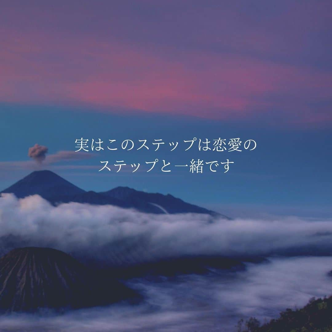 Hundred Dreamsさんのインスタグラム写真 - (Hundred DreamsInstagram)「モテたいならマーケティングを学べ！	  マーケティングファネルって知ってますか？	  AIDMAとかAISASとかAISCEASとかいろんな言い方ありますが、あなたのサービスの認知から購入に至るまでの流れのことです	  認知→興味関心→比較検討→購入→シェアなど商品が売れるまでのステップをマーケティングファネルと言います	  実はこのステップは恋愛のステップと一緒です	  この人いいな、って思った時にすぐに私と付き合ってくださいって言わないですよね？  まずは、自己紹介して、話しかけるところから始まりますよね。	そしてお互いの共通の趣味や話題を見つけてどんどん親しくなっていきます	  そして映画見に行ったり、イタリアンレストランに行ったりして、  お互いをよく知って、最後の最後で告白して晴れてカップルになりますよね？	  それと一緒で商品を売る時もいきなり売らずに徐々に教育して最後にオファーしてクロージングです これが恋愛のステップとマーケティングファネルのステップが全く一緒なんです	モテたいならマーケティングです！  モテたいならマーケティングビジネス塾『内田塾』へどうぞ  ***********************************************  楽天入社3ヶ月でトップECコンサルタントになった内田直 @uchida704 主宰の個人起業家向けオンラインビジネス塾『Hawaii Business Mode』では期間限定で無料の個別相談を承っております。  プロフィールページのリンクからご予約ください。 @hibizmode  http://bit.ly/hibizmode  #起業 #マインドセット  #集客  #マーケットリサーチ  #マーケティング」5月25日 15時50分 - hundred_dreams