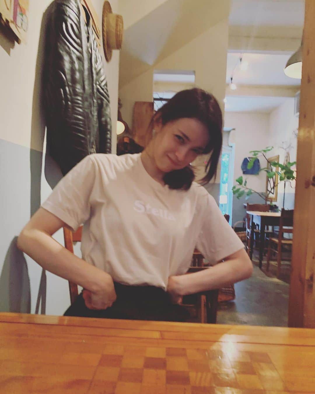 のインスタグラム：「最近、次男が写真を撮ってくれるようになりました。  彼の成長を感じる時はいつも、はるか昔にあった長男の「その時」を思い出します。隣にいた若く頼りない自分と共に。  くすっとしたり、反省したり。  #きゅんです  #歳の差兄弟」