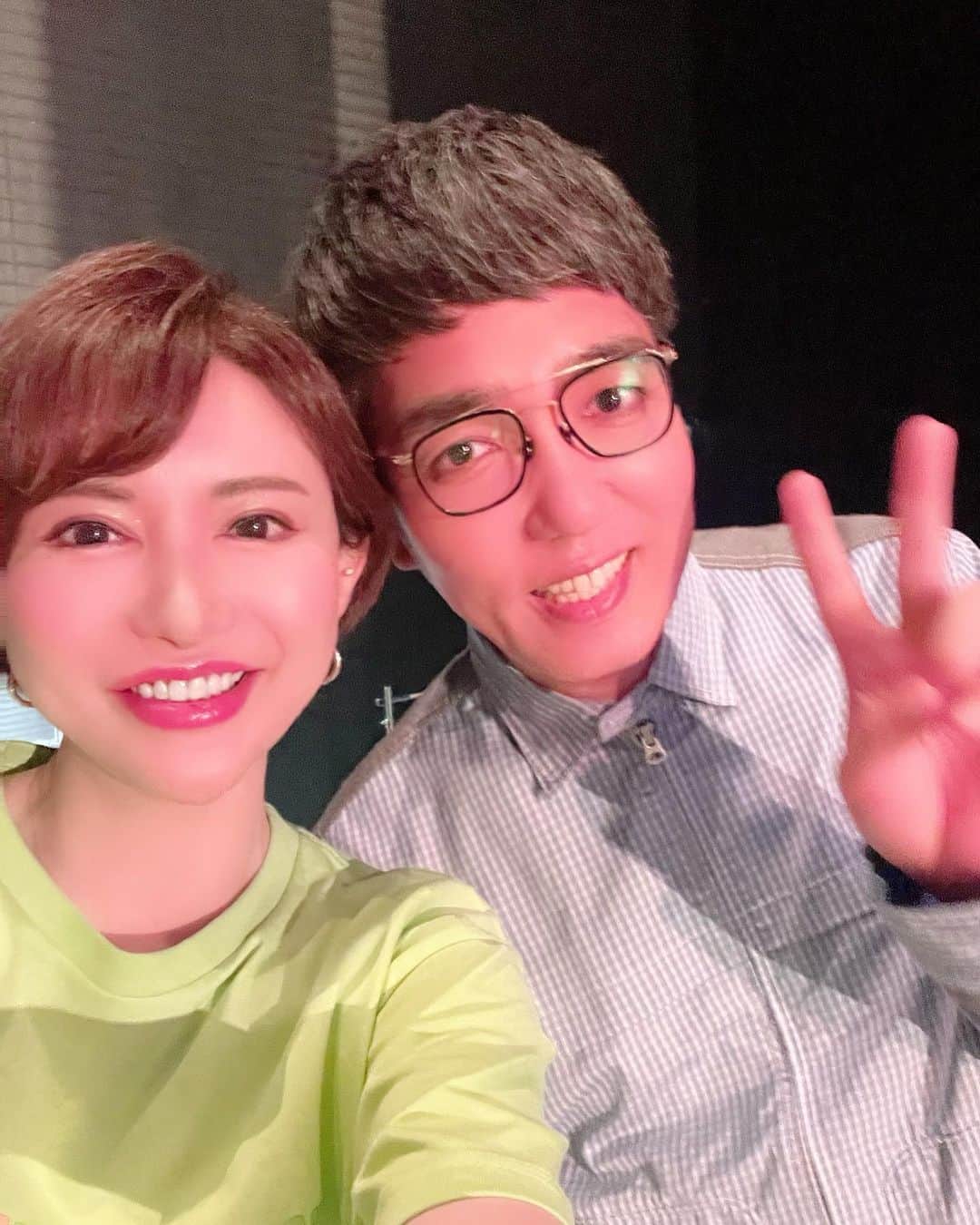 里美ゆりあのインスタグラム：「おぎさんと😆マスカッツLIVE10周年にて🎉㊗️ヾ(´∇｀)ﾉ㊗️  久しぶり過ぎておぎさんの第一声「街録観たよ」ってw  事件の時もラジオでやはぎさんと励ましてくれたりと🥰  ありがとうございます♡  これから先もずーっとファンです🎶  #おぎさん #おぎやはぎ  #里美ゆりあ #恵比寿マスカッツ #10周年 #live  #ライヴ」