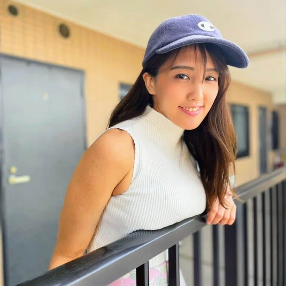 日里麻美のインスタグラム：「* お隣の住人を主張  「おはよう」  * * *  【販売中】 💠抑えきれない胸の鼓動　DVD & Blu-ray Amazonなどで購入できます 💠グラビア学園　グラビア動画&デジタル写真集　Amazon、DMMで購入できます  【TV、Web】 💠さまぁ～ずチャンネル　『訳あり女』  💠YouTube　『ひさっちゃんねる』で検索  💠橋上秀樹アナライズTV アシスタントMC  【イベント】 ※6月は少しのんびりします 💠６月後半頃からいろいろと * * * * #乳圧女 #着衣巨乳 #着衣でも主張　#ヒサグラ #お隣の住人 #36歳グラビア #おっぱいの大きいお姉さんは好きですか #hisato #お隣の住人シリーズ」