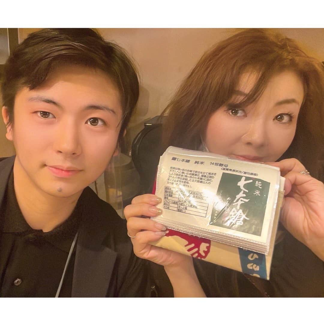 モモコさんのインスタグラム写真 - (モモコInstagram)「長男と東京の蕎麦屋さんで一瞬、会えました☺️ 滋賀県の七本槍を見つけて喜ぶ私たちは、生粋の関西人‼️  本日、20時00分は、MBS「超私的ナイスバイ2nd-これ買ったの私です！」 を観てね💕  #ハイヒールモモコ #👠 #👠🍑 #CHANEL #シャネラー #グルメ #アメブロ  #YouTube #モモコ新聞  #蕎麦屋さん #長男 #七本槍 #滋賀県 #超私的ナイスバイ2ndこれ買ったの私です #MBS」5月25日 16時37分 - highheel_momoko