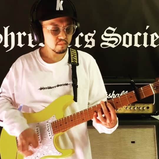Kuboty のインスタグラム：「RECに参加させていただきました、syudouくんのギャンブルという曲です🔥  超絶かっこいい曲なので是非チェックしてください🎸🔥  フルサイズはひっそり始めた YouTubeで💁‍♂️  #kuboty #弾いてみた #syudou #ギャンブル #月が導く異世界道中 #ibanez #ibanezaz #ibanezguitars  #shredderssociety」