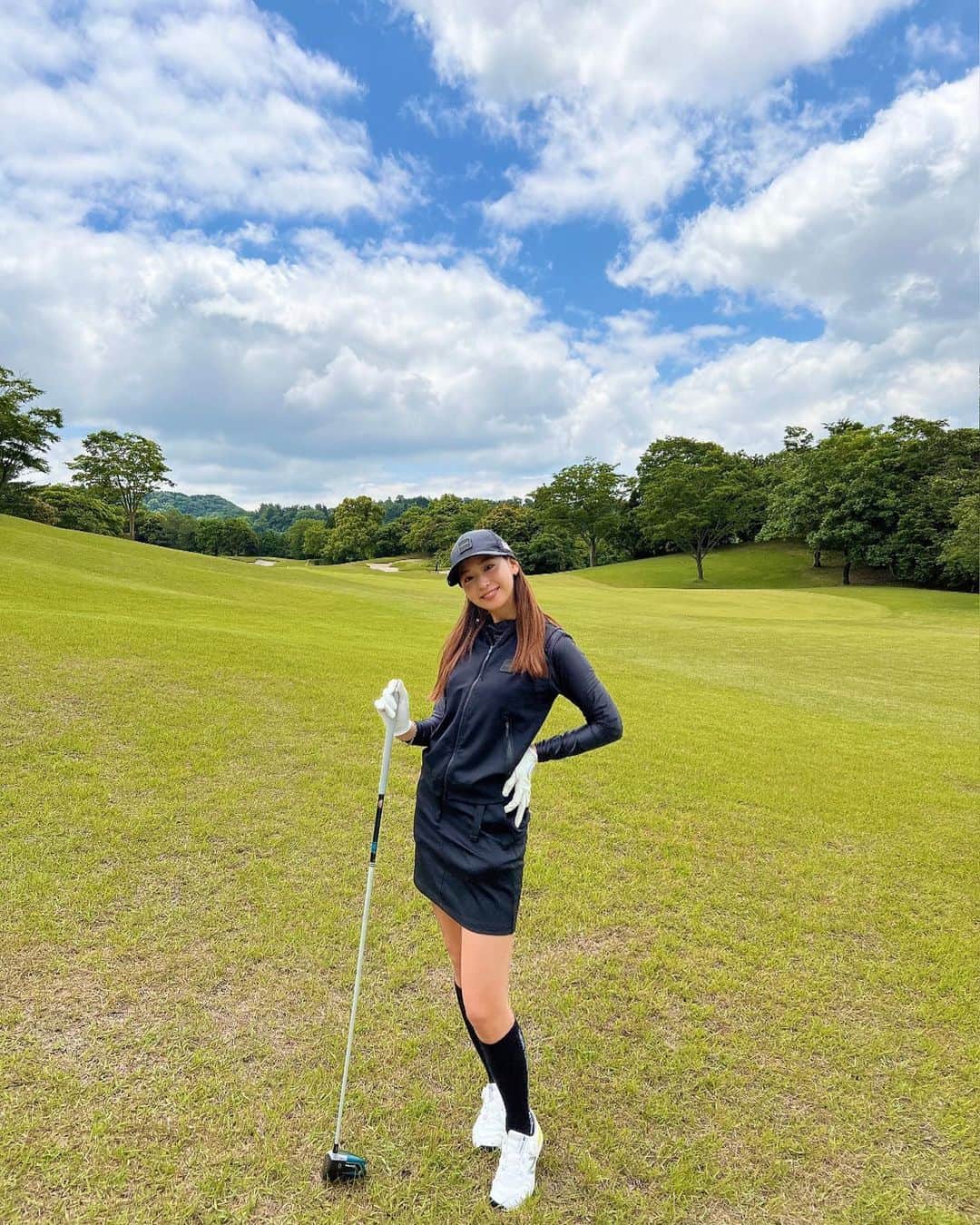佐山彩香のインスタグラム：「- 10年使ったXXIOから SIM2とStealthに買い換えました☺️✌🏻 打感も飛距離もこんなに違うんだぁと感動〜！！ 練習しないと🙃  そして初めて祖父と姉と回ってきたよ🏌🏻‍♀️ 嬉しそうだったなぁ😊ほっこり💓」