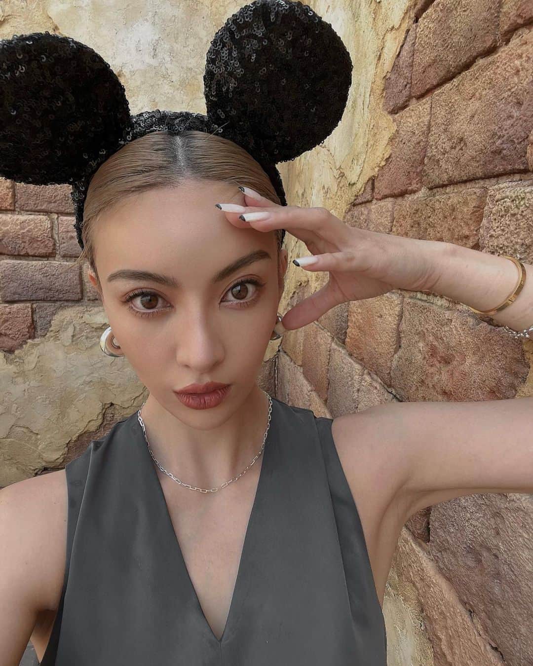 孫きょうのインスタグラム：「まだディズニーでセルフィーしちゃう🐭 (しかもごりごりのアプリ)  ストーリーばかりだったから投稿にもメンテナンス事情をまとめるね📄 絶大な信頼を置いてるサロン様々です🫶🏻  ☑︎美容医療系はだいたい @xclinic_ebisu  ハイフとXスレッドで今引き上がり具合絶好調！  ☑︎眉毛/アイブロウリフト @onmeebrow   ☑︎まつ毛/パリジェンヌ @aries_ebisu   ☑︎ブリーチの天才 @ryo_saltwater  私の見たで50%OFFにしてくれるよ！  ☑︎肌エステは一択 @lapis.sugaring  REVI陶肌トリートメント(私は絶対フルオプ＋延髄セラム)  ☑︎痩身ケアは  ラジオ波&ボディハイフ @salonmiel  ハイパーナイフ&ハイパーシェイプ @lapis.bibody」