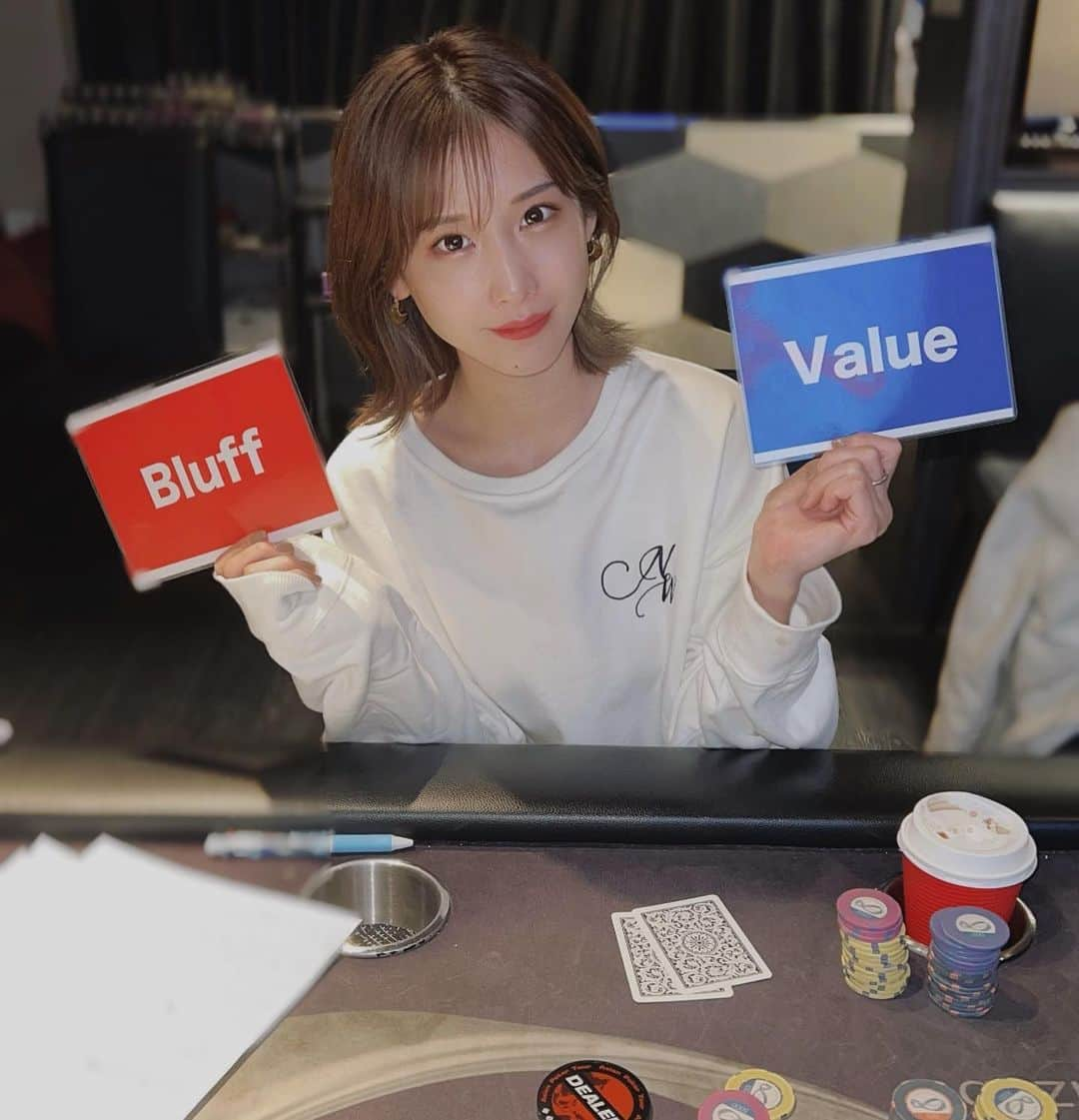 益田アンナさんのインスタグラム写真 - (益田アンナInstagram)「@ducks_pokersch でポーカーのお勉強dayでした🃏  色んな知識学べて、前出来なかったことが出来る様になってたり、毎回いろんな発見があるのが楽しすぎて、3時間がいつもあっという間🫥  飽き性で勉強嫌いの私がここまで没頭出来てる事に毎回びっくりしてる🫢笑  いつかポーカーオフ会とかしたいなぁ🃏  #poker#ポーカー#ポーカースクール#ポーカー女子」5月25日 17時25分 - anna_masuda