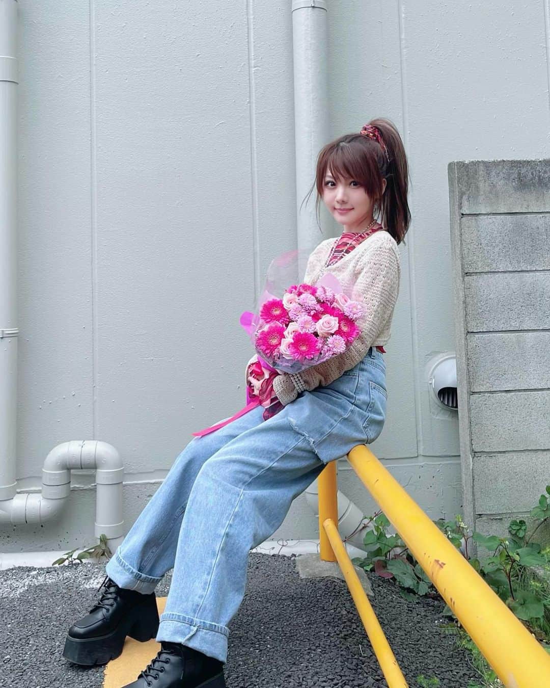 のインスタグラム：「. お花もらった💐💕 ・‥…━━━☞・‥…━━━☞ #花束 #💐 #れーなこーで #photo #Instagram」