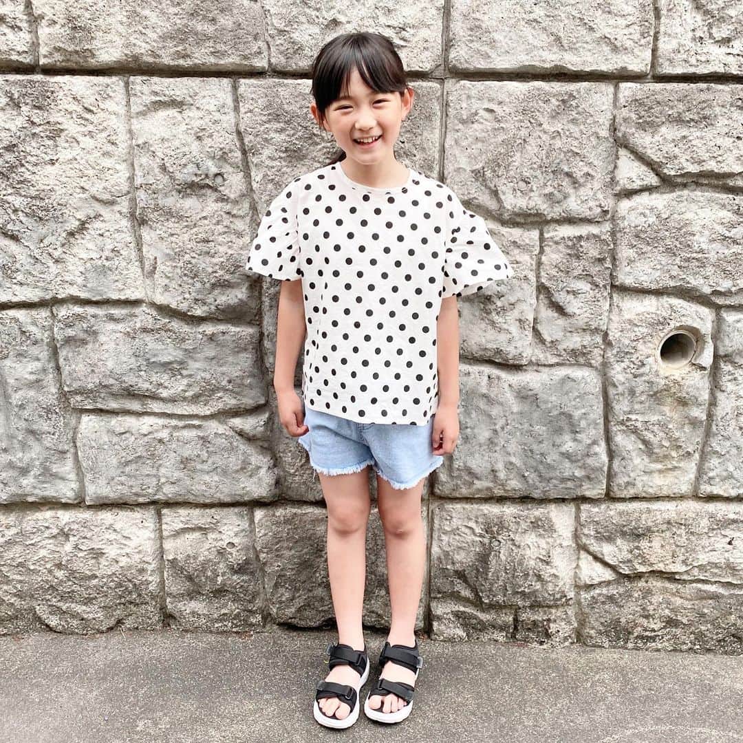 のインスタグラム：「* ◇2022.5.25   @urbancherry_  のセット可愛いー♪　 夏やわ👒🌻 最近ドットが気になってて、こないだドットのサロペっト買ってんけど、心乃にトイレに呼ばれて行ったら、 「これ、トイレの時裸ん坊にならなあかんから嫌やねんけど」って半裸姿の心乃に言われて笑ってしまった😂  #8歳」