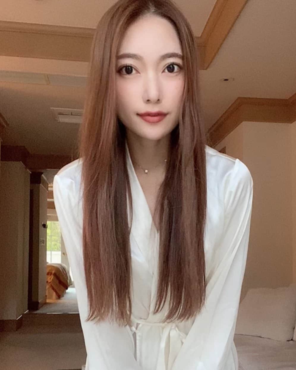 三田羽衣のインスタグラム：「最近なにしてるの？に答えると、、 変化はたくさんあるけど笑 好きなことをして好きな人と会って 好きなものを食べて自由に過ごしています🍀 とにかく元気なので、心配しないで、たまぁに更新するから気が向いたら見てくださいね💕　ui」