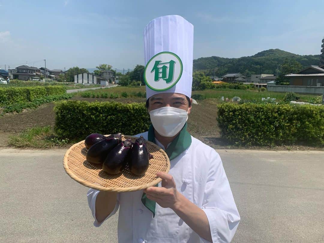 濱田隼のインスタグラム：「明日の #ドデスカ は #旬感めし 。 #愛知県 #岡崎市 の #水なす です。  A.B.C-Zの #河合郁人 さん #五関晃一 さんとのロケでした(^^) 河合さんは2か月連続、五関さんは初登場です！ 河合さんが全てにツッコんでくださるので、、 勢い余ってギャグを言いすぎたかも…しれません。  丸みを帯びた可愛らしい見た目の水なすは、今月上旬から収穫の最盛期を迎え、まさに今が旬！  地元の農家の方おすすめの、絶品レシピも紹介します(^^)」