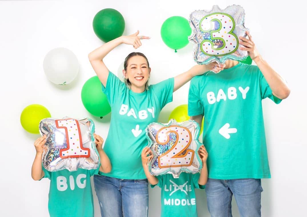 SHELLY（シェリー）のインスタグラム：「皆さまにご報告がございます。 実は3人目の子どもを授かることができました💕  以前から事実婚関係であるパートナーと、上の2人の子どもと一緒に家族として過ごしているなかで、もう1人迎えられたら嬉しいと思うようになり、とてもとてもありがたいことに、今順調にお腹で育ってくれています。 上の2人の子どもも、お互いの家族もみんな大喜びで、サポート体制も万全な中で迎えられそうです。  今はまだつわりもあって絶好調ではないですが、幸せな気持ちでいっぱいです。 無理せず楽しく毎日過ごせてるので、このまま元気な赤ちゃんを産めるように頑張ります。  詳しくはYouTubeのSHELLYのお風呂場でお話してるので、お暇でしたら見てみてください。  カメラマンは大好きな　@yoppy_photo  上野由日路 YOSHIHIRO UENO」