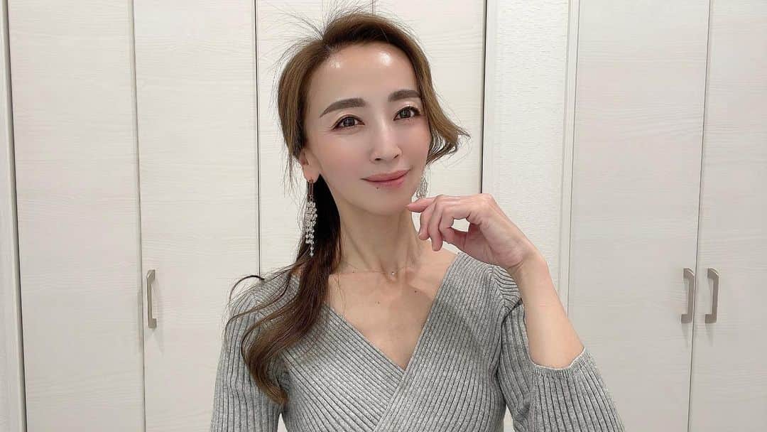 のインスタグラム：「Web広告用の素材提供のご依頼 ありがとうございます😊  これはWeb広告で目にする首元•デコルテのシワ改善クリームの動画&静止画♡  首元やデコルテは年齢があらわれるところなので毎日のケアが大切ですよね✨  こんな私でもモデルとしてお声かけいただけることに感謝です🌿  お仕事のご依頼はDMまで✨  #インフルエンサー#広告#モデル#広告モデル#広告撮影#広告写真#インタビュー#ファッション#コーディネート#コーデ#旅行#グルメ#美容#素敵女子#大人女子#オトナ女子#大人キレイ#大人可愛い#40代#美魔女モデル#アラフォーモデル#ミセスモデル#ママモデル#アンバサダー#インスタグラマー  #model#modeling#modelshoot#modellife#influencer」