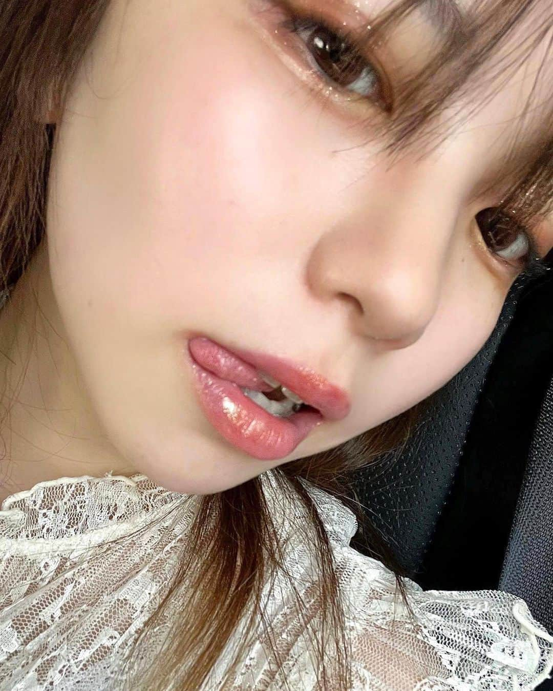 ゆーちゃんさんのインスタグラム写真 - (ゆーちゃんInstagram)「ここ最近で一番お気に入りのグロス💄💋  ノーマルカメラ  見た目このまま可愛すぎる色   #メイク #コスメ  #唇 #リップ #コスメ好きさんと繋がりたい  #コスメ好き #プチプラコスメ #メイク動画 #メイク講座 #メイク好き #コスメレポ #コスメ紹介 #コスメレビュー #コスメ購入品 #コスメ大好き #メイク好き #グロス #リップ #底見えコスメ #底見え #コスメ比較 #コスメマニア」5月25日 19時06分 - yurina_era999