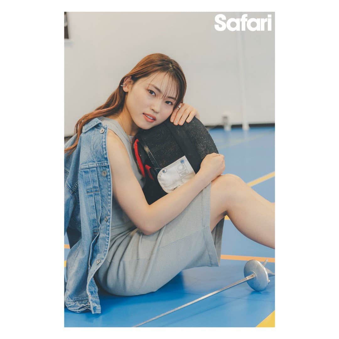 東晟良さんのインスタグラム写真 - (東晟良Instagram)「✨⭐️💫🌟⚡️ 今日は発売の『Safari』7月号、「美女アスリートとデニム」に出演しています！ こんな撮影は初めてだったので緊張しました…🥶 でもスタッフの皆さんと喋ったり笑ったりして、楽しく撮影できました🤭 ありがとうございました✨  ぜひ時間があれば、7月号のSafari見てみてください😙  ■テキスト ©山根悠太郎  ■カメラマン @yutaroyamane   ■ヘアメイク @jhun_hm   ■スタイリスト @taken_n   ■Safariオンライン @safarionline_official   #safari#雑誌#撮影#アスリート#フェンシング#fencing#デニム#スカート#初体験#緊張#🥶」5月25日 19時11分 - serafencing