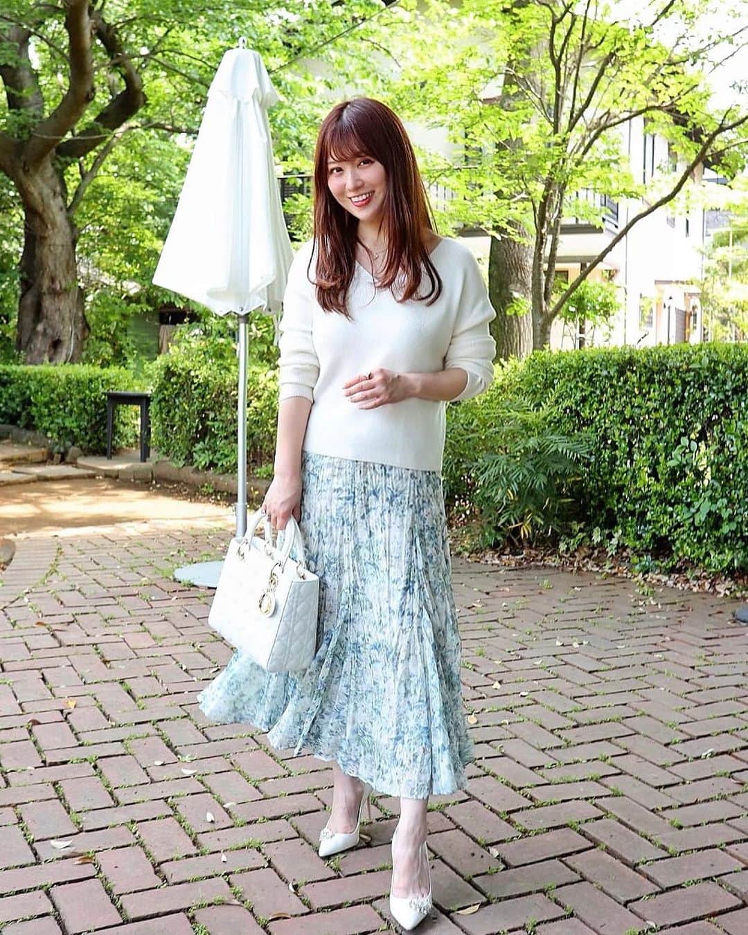のインスタグラム：「knit / skirt  @ofuon_itokin  bag @dior  pumps @jimmychoo   主役は水彩みたいなふんわりした花柄が可愛い【#OFUON 】のシフォンフラワープリーツスカート♡  動いた時のドレープ感の美しさがたまらなくて、 歩くたび爽やかな気持ちになる〜🥰💙 大袈裟にヒラヒラさせてる私を、 ぷぷまるは冷静に見上げてました。🐻   イトキンオンラインサイトで、 クーポンコード【mai2】を入力すると、 @ofuon_itokin  @comfycouture_official の 全ての商品が10%OFFになるので、 ぜひご利用くださいませ〜☺️ 期間▶︎2022.6.30(木)まで☺︎ ※他のキャンペーンとの併用はできません。  ※アウトレット商品は除外となります。   #mai153 #153cm #153cmコーデ #OFUON #オフオン #Sサイズコーデ #Sサイズ #おちび #おちびコーデ　　 #ootd #fashion #coordinate  #fashionblogger #コーディネート　#小柄コーデ　#ファッション」