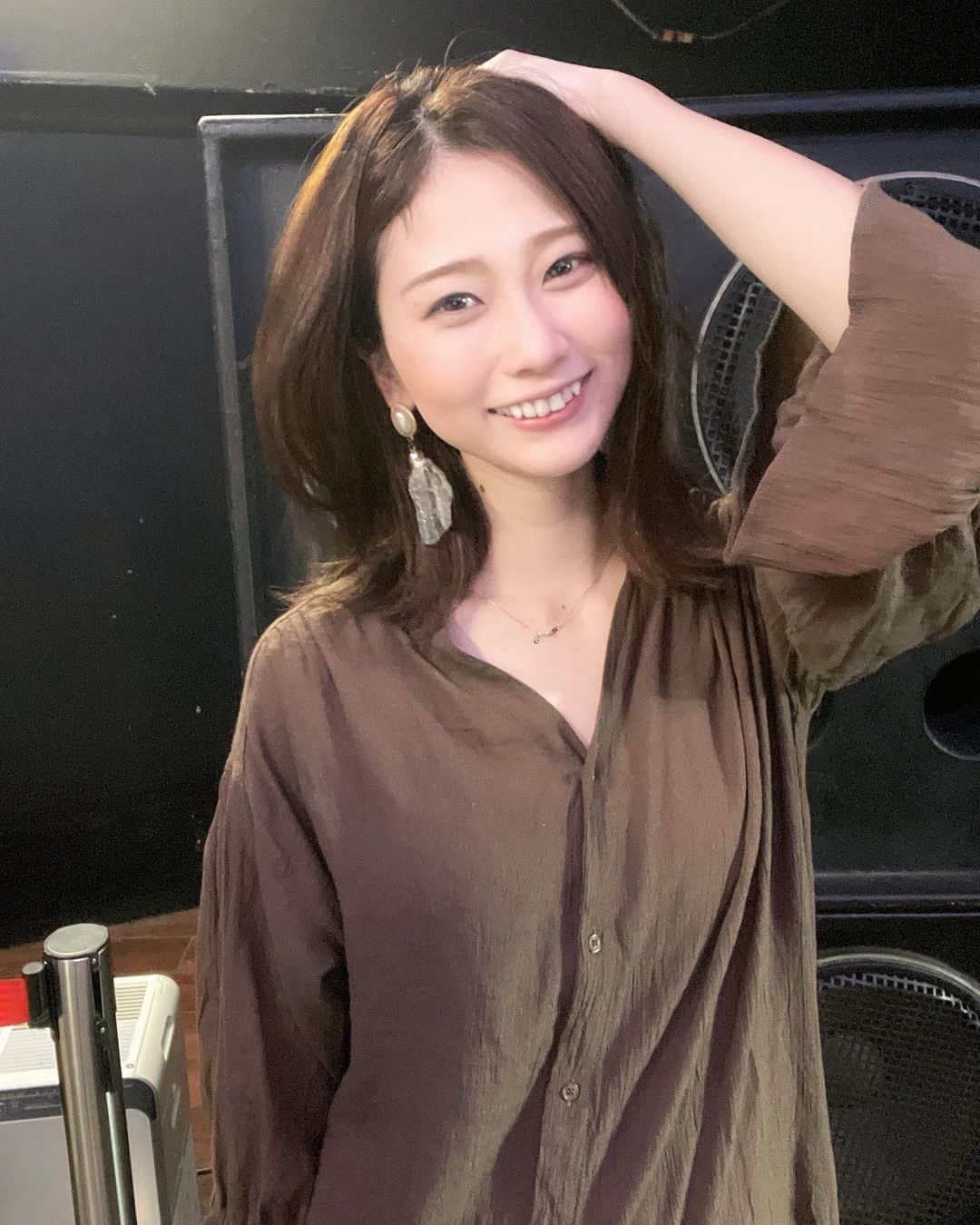 塩野響子のインスタグラム：「⠀ニコニコ〜〜〜😉✨ ⠀ ⠀ #カジュアルコーデ #外ハネミディアム  #カジュアルワンピース  ⠀」