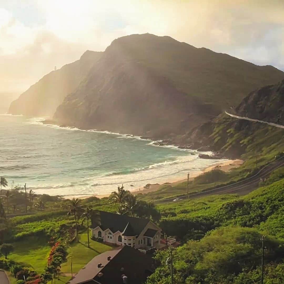 ベストブライダル公式 ハワイウエディングのインスタグラム：「🌺 360°ハワイの大自然を楽しめる東海岸エリア。 サンセットタイムのチャペルからは、この時間ならではの絶景をご覧いただけます✨  ■Chapel：#セントカタリナシーサイドチャペル ■Area：ハワイ .  -----------------------------------------------  ▼公式HPはこちらから＊* 　https://bestbridal-resort.jp/  　※オンライン相談　受付中！ . 『#ベストブライダルリゾート』 のハッシュタグをつけて投稿してくださいね♩ 公式IGでリグラムさせていただきます＊* ✈@bestbridal_overseas -----------------------------------------------  . #ベストアニバーサリー #bestanniversary #リゾートウエディング #リゾ婚 #沖縄結婚式 #沖縄ウェディング #沖縄挙式 #海外ウェディング #ハワイ挙式 #ハワイ結婚式 #ハワイウェディング #ハワイ旅行 #resortwedding  #okinawawedding #hawaiiwedding #beachwedding  #weddingphoto #ウェディングフォト #フォトウェディング #2022秋婚  #2022冬婚  #2023春婚 #日本中のプレ花嫁さんと繋がりたい  #プレ花嫁 #marry花嫁 #海が見えるチャペル #ガーデンウェディング #ワイマナロビーチ」
