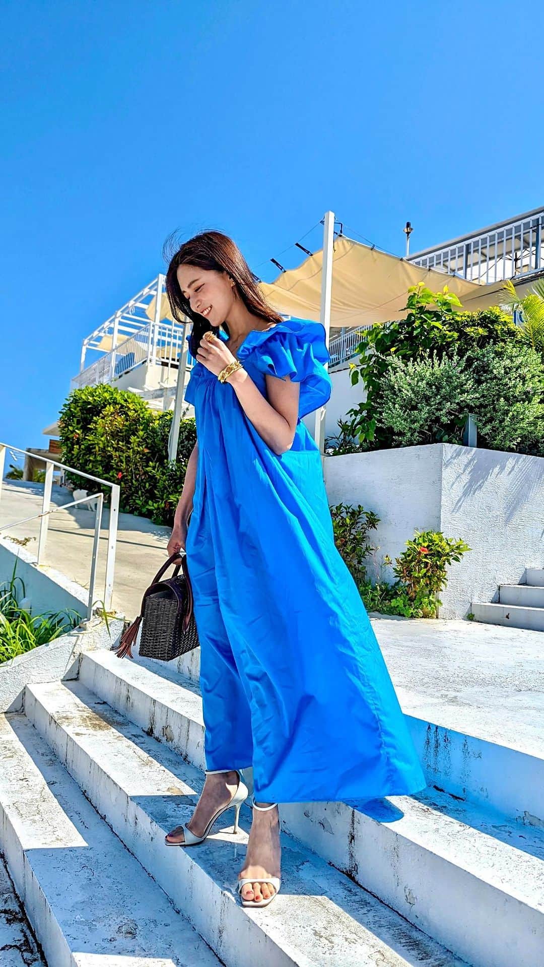 のインスタグラム：「こんばんは💕 今日も早朝の沖縄さんぽ🚶‍♀️✨ . 瀬長ウミカジテラスでの写真🌊 大人気の観光スポットも早朝に行けば、空いてて撮影しやすい💕ちょっとサントリーニ島にいる気分なって嬉しかった❣️ . dress... @tomorrowland_jp @tomorrowland_womens  sandals... @charleskeith_jp  bag... @carvingtribes  . サロペットはトゥモローランド✨綺麗なブルーで一目ぼれ。そでのボリュームあるフリルも可愛くて、楽なのにかわいくておしゃれなのにキチンと感あるから大好き♥️ . #沖縄旅行 #沖縄 #okinawa #沖縄好きな人と繋がりたい #沖縄観光スポット #りなまるコーデ #夏コーデ #夏服コーデ #マキシワンピース #ロングワンピース #マキシワンピ #tomorrowland #トゥモローランド #carvingtribes #カゴバッグ #gracecontinental #グレースコンチネンタル #海コーデ #リゾートコーデ #リゾート #resort #コーディネート #コーデ #夏ファッション #瀬長島ウミカジテラス #瀬長島 #ウミカジテラス #サントリーニ島 #santorini #ブルーコーデ」