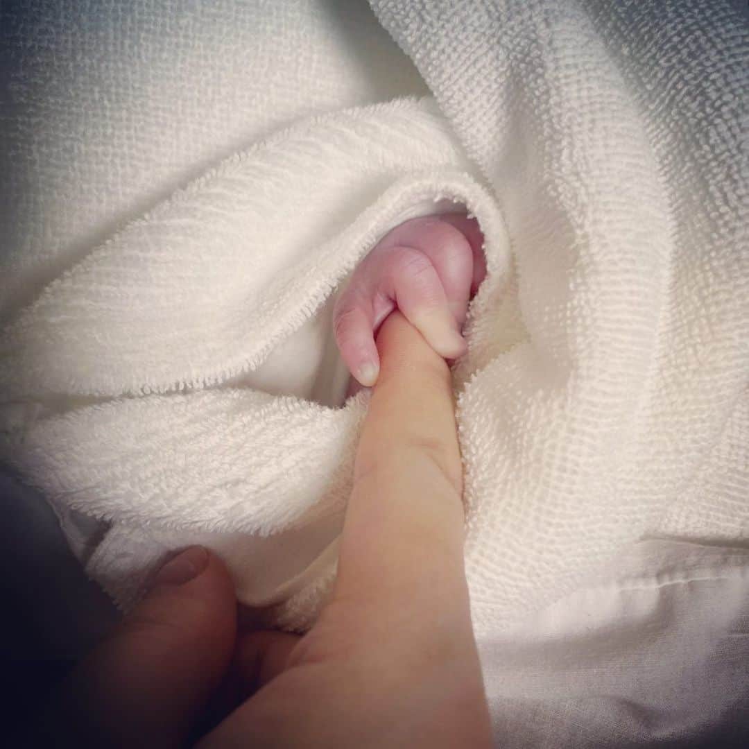 のインスタグラム：「🤱♡  無事に♡ 皆さまのおかげです たくさんの応援を ありがとうございました♡  #娘 #誕生 #感謝  お返事かえせていなくてごめんなさい」