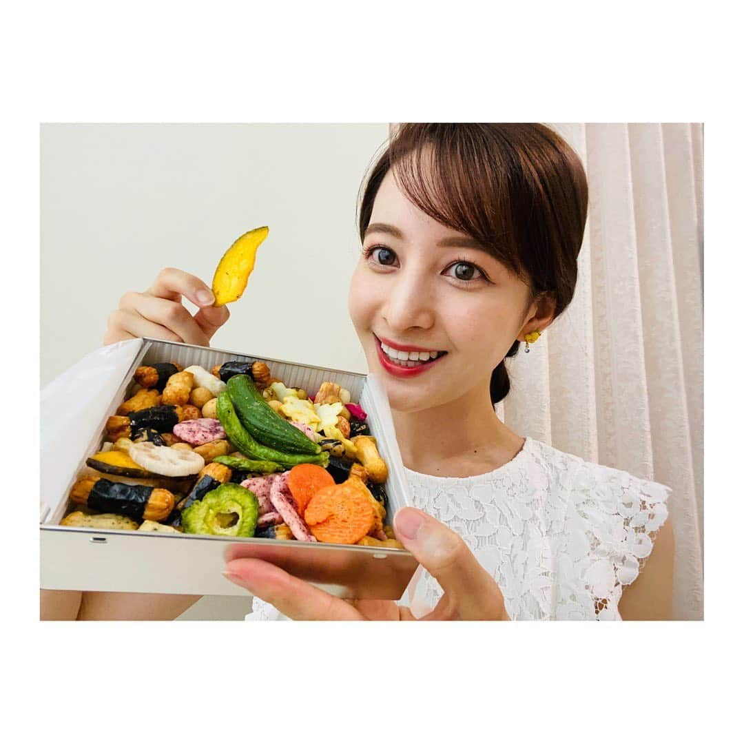 後呂有紗のインスタグラム：「* カラフルな野菜の🥬🥒🌽おせんべい‼︎🍘🥔🍠  とっても彩り豊かで、 蓋を開けた瞬間、見惚れてしまいました🥕✨ なんだかエネルギーを感じます🤭  暑くなってきたので、 大好きなせんべいで、栄養補給…🥦笑  #深層ニュースからの #プレゼント #あっという間に #なくなりました」