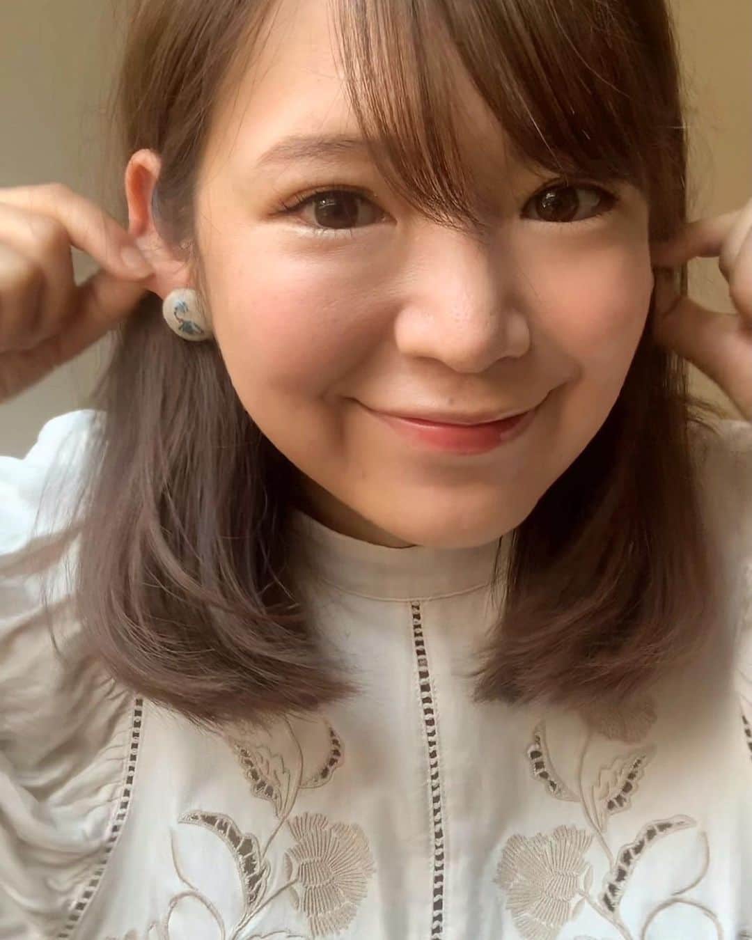内山絵里加のインスタグラム：「・ ・ お気に入りのピアス𖤥𖥧𖥣⋆* ・ とある可愛い後輩ちゃんが 作ってプレゼントしてくれた 大切なもの。 ・ 誕生花×誕生石×イニシャル が組み合わさっていて とっても素敵なんです。‬ 私は11月生まれなので シクラメン×トパーズ×E👱🏻‍♀️ ・ もらった時に、うれしくて嬉しくて。 @__peauty__  ↑こちらで ヘアゴムverや、ヘアピンverも オーダーで購入できるそう。 自分にもプレゼントにもおすすめです❤︎ ・ 作ってくれた後輩ちゃんは.. またUPするので、楽しみにしていてくださいね🍑 きょうも1日、おつかれさまでした𓂃 𓈒𓏸◌‬ ・ #ピアス #誕生石 #誕生花 #イニシャル #プレゼント」