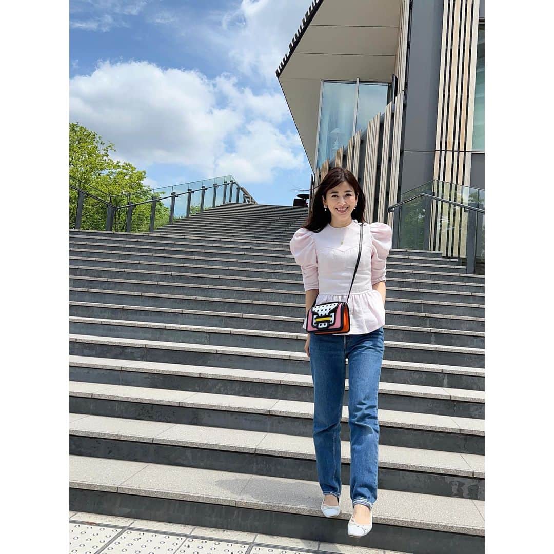 山本みらいのインスタグラム：「今日は暑かったですね！  Tops @bordersatbalcony.official  Denim @levis (Vintage) Shoes @tsurubymarikooikawa  Bag @pierrehardy   午後から来客があったので、この写真の後に この格好で掃除をしまくったら…汗がすごかった😂」