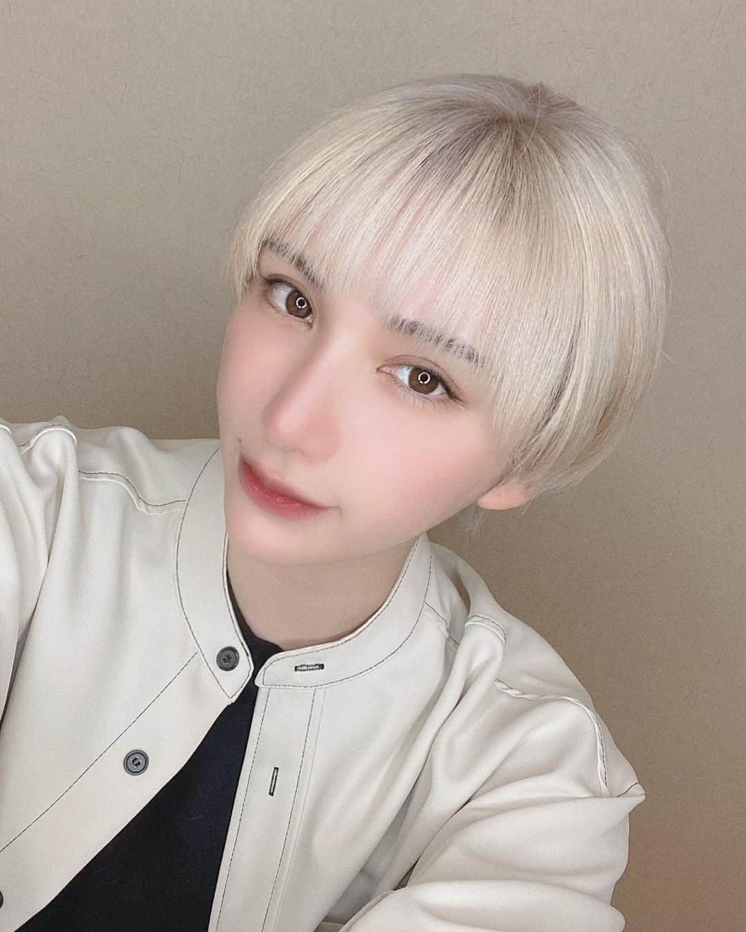 のインスタグラム：「綺麗なブロンドにしてもらいました😭🙏✨ 前髪もつくった🌸  hair @s_nakoshi @siiika05   ありがとうございます☺️  #ショートヘア #ショートカット女子 #金髪ショート #ブロンドヘアー #ブロンドカラー #ハイトーンカラー #ハイトーンショート #ブリーチカラー #ケアブリーチ #blondehair #blondeshorthair #shorthair #japanesegirl #kawaii」