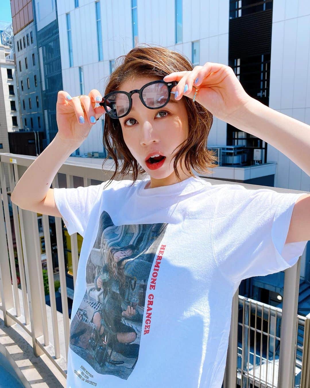 帆春のインスタグラム：「. 良い天気最高〜☀️🕶💛  @foto_takii さん！ いつもありがとうございます😊✨  #切りっぱなしボブ #ボブ #ボブアレンジ  #東京 #新宿 #美容室 #美容院 #foto  #ハリーポッター #Tシャツ #ハーマイオニー #コラボtシャツ #映画 #harrypotter  #モスコット #moscot #サングラス 🕶  いい天気でポーズチャラくなった😎笑」