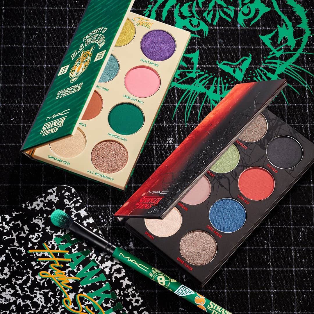 M∙A∙C Cosmetics Japanのインスタグラム：「＼全国発売まであと2日！／ #MACストレンジャーシングス から、8色アイシャドウパレットが2種登場✨  ホーキンスの学校の雰囲気を堪能できるカラーや、「裏側の世界」からヒントを得たシェードで、まぶたを鮮やかに、時にミステリアスに彩って👀 スワイプして、カラーをチェック👉 　　 ■画像2-3枚目 ・アイシャドウ × 8： ホーキンズ クラス オブ 1986 アイ パレット ■画像4-5枚目 ・アイシャドウ × 8： ザ ボイド アイ パレット  *公式オンラインショップ先行販売中 *2022年5月27日(金)全国発売 　 #MACStrangerThings @Netflix @strangerthingstv」