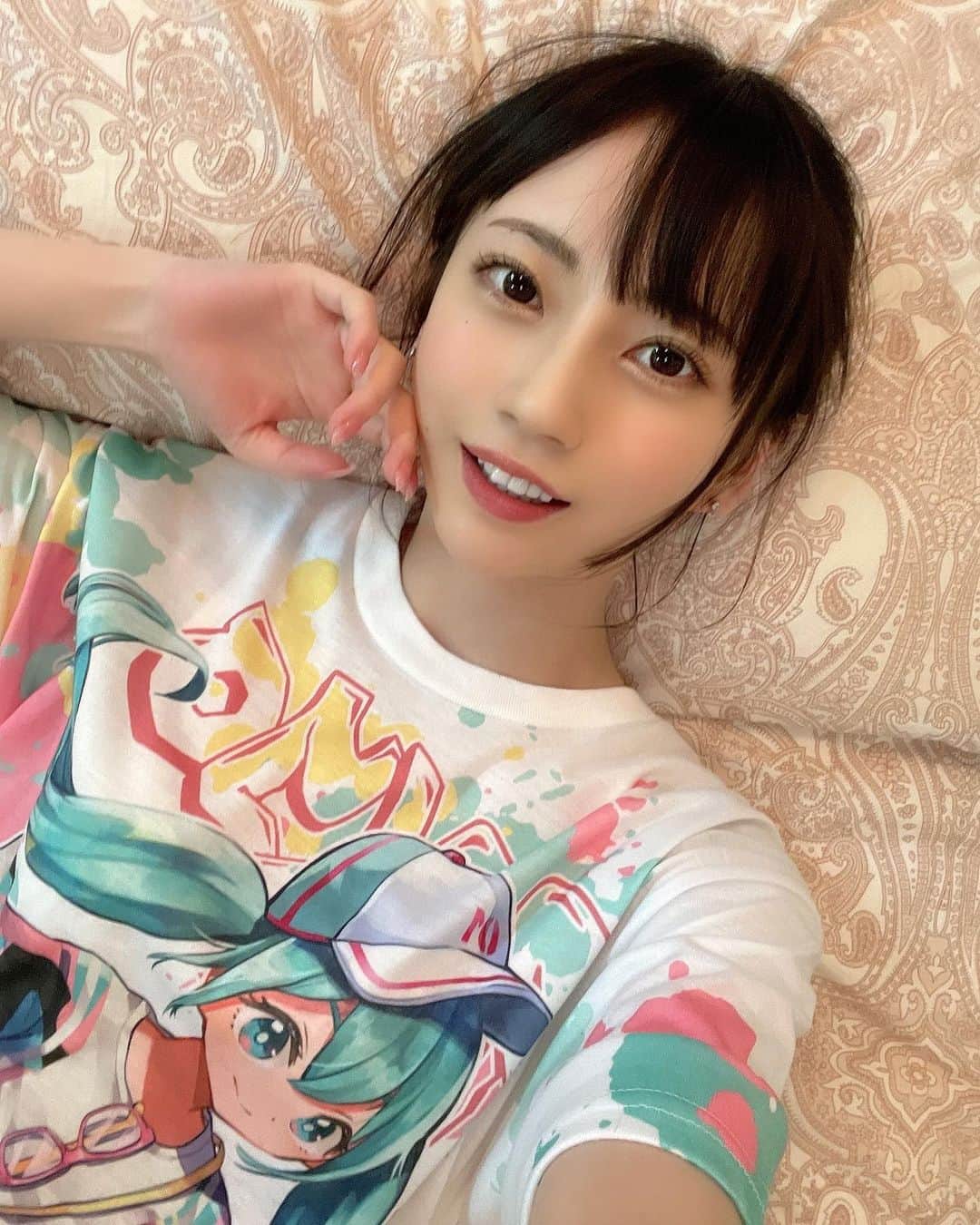 七沢みあのインスタグラム：「今日も1日お疲れ様でした😌♡ 珍しくお肉をいっぱい食べて体力回復✌️  仰向けの写真って意外と撮らないな～と思って自撮りしてみたけどあんまり伝わらないね。笑」