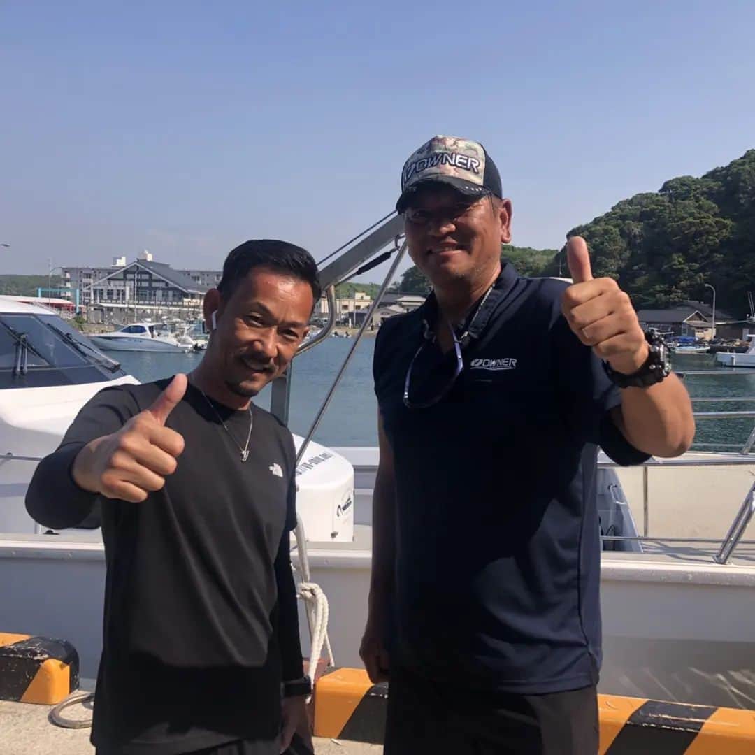 佐々木主浩さんのインスタグラム写真 - (佐々木主浩Instagram)「毎年通わせて頂いてます、九州宗像のワイズさんへ行ってきました。 以前に大きなアラ（クエ）を釣らせてくれた相性抜群の船宿さんです。 今回も潮加減、天気ともに良さげでしたがなかなかうまくは行きません。 ただ一本の価値がある魚なので贅沢は言えませんね。 そこは流石の吉武船長。いつも自分に必ず釣らせてくれます😄 今回は小ぶりだけでしたが、次回は必ずやモンスターを仕留めたいと思います！ 仲間がそれなりのを釣ってくれたんで、これはこれで良しとしておきます。 #九州 #宗像 #ワイズ #吉武船長 #アラ #クエ #アリゲーター #誕生日プレゼントに #ゴウキ　の　#オリジナルロッド #頂きました　今度紹介します #owner #ダイワ」5月25日 20時49分 - sasakikazuhiro.22