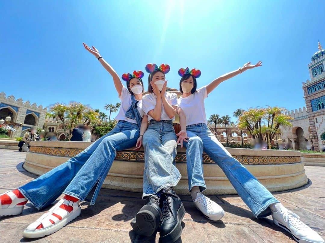 のインスタグラム：「#20220524  3人では初めてのディズニー！ 1枚目カメラマンさんに 言われるがまま…ポーズ😂 私たち何歳だよ…と 恥ずかしがりながらも 夢の国らしい良い写真撮ってもらい📸 天気も最高で充実🫶🏻 2人ともありがとう〜〜〜🌞 #🐭🌏💓  #同期 #次は劇団四季見に行きたい」