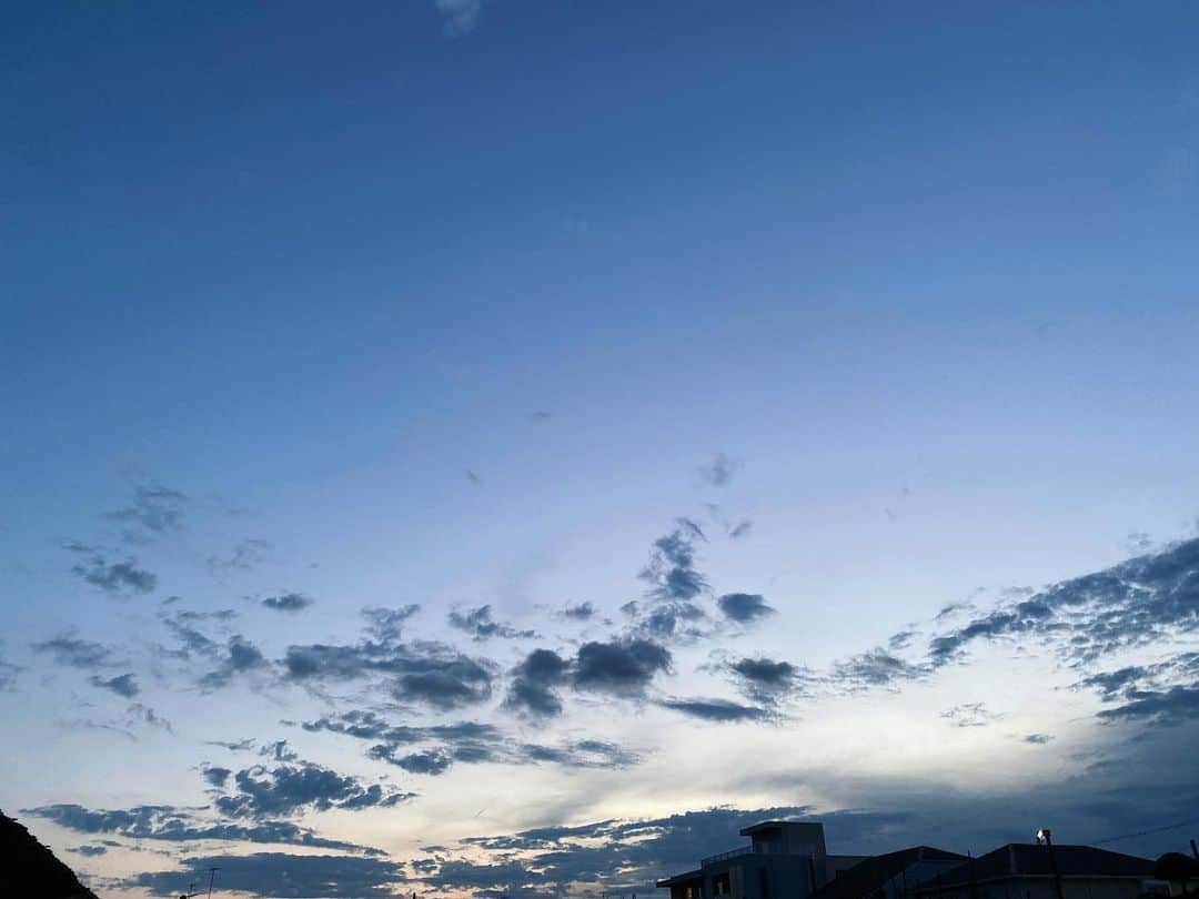 徳永有美さんのインスタグラム写真 - (徳永有美Instagram)「夕焼けがきれいで何度も深呼吸。今日は風も気持ちよくてさわかやなお天気でした。 明日もいい陽になればいいな。」5月25日 20時46分 - yumi_tokunaga.official