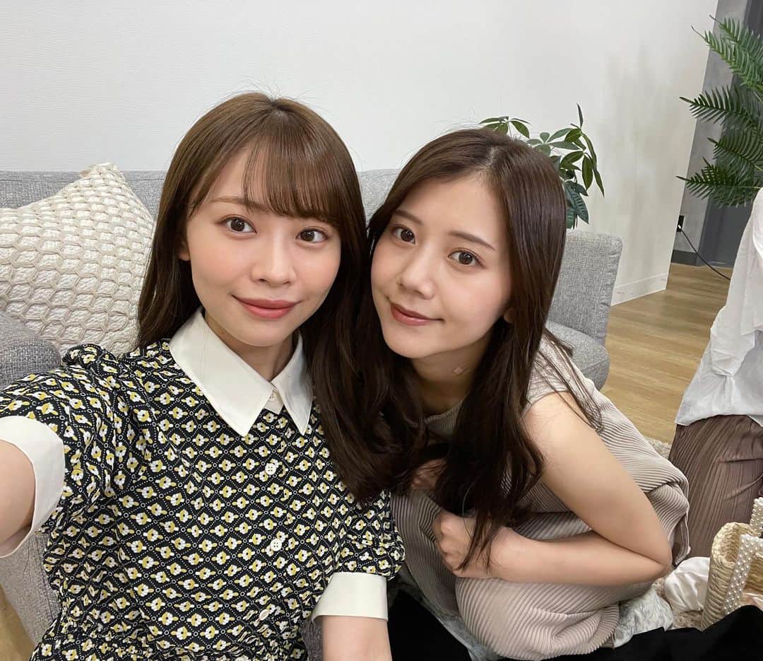 高木由梨奈のインスタグラム：「今日の撮影の合間に美桜ちゃんと📸  さくらちゃんは後ろで何か作業してる🤣💭 GRL4万円分が大当たりすぎたので早く紹介したい、、、、！💓💓  #grl購入品」