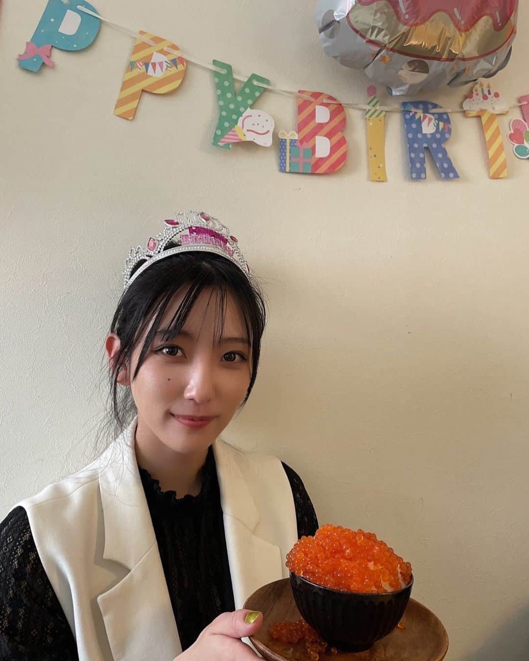 椿梨央のインスタグラム：「なんと26歳になりました！ . 早い、早い早い！！ 26歳は少しだけ🤏 大人になります🔥 . 26歳の椿梨央も宜しくお願いします💕💕 . 家族がお祝いしてくれました♪」