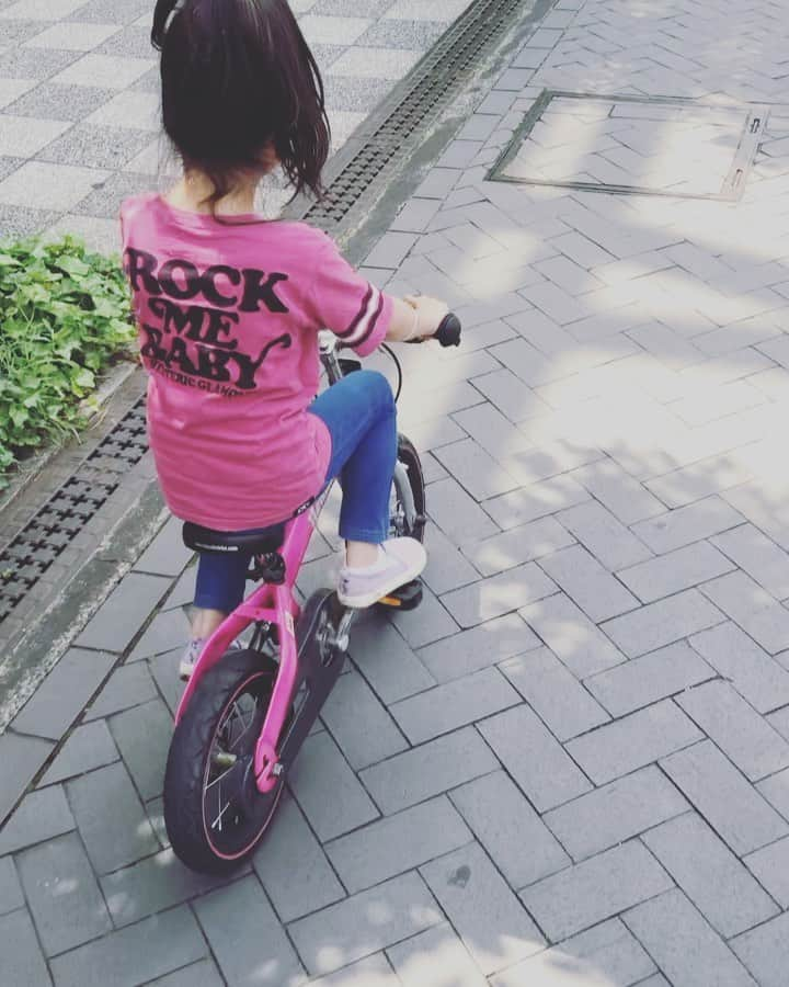 岩永洋昭のインスタグラム：「近所のお姉ちゃんからお下がりで頂いた自転車に初乗り、からの補助輪も無しで 練習0秒で乗ってしまいまして💧  我が娘ながら、天晴れと思ってしまった親馬鹿なわたくし……。  ここ数年、私事でもそれ以外でも人の生き死にに直面する機会が多くなり、強く思う事。  自分もいつか必ず、旅立つ時がくる訳で。  その時に、走馬灯と言うか、思い出すのは、こういった何気ないひと時なのかな〜……と。  なので、  な〜んの変哲もないひと時、  でもそれは、  2度と戻ることのない、  掛け替えの無い時を、  大切に、  笑いながら。」