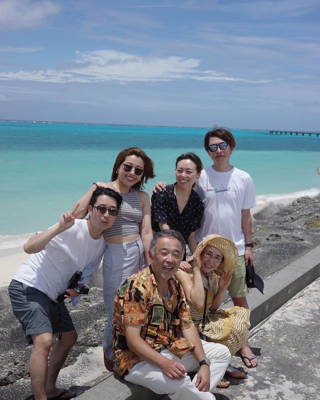 小林さやかのインスタグラム：「夫と両親と妹カップルと6人で宮古島に行ってきた。  梅雨真っ只中なのに、奇跡的に晴れに恵まれた。やりたいこと全部できたし、なんかすげえ楽しかったし嬉しかった旅行だった。  両親が幸せそうなのは、最高だよな  #沖縄旅行  #宮古島 #いつまでも仲良くいてくれ」