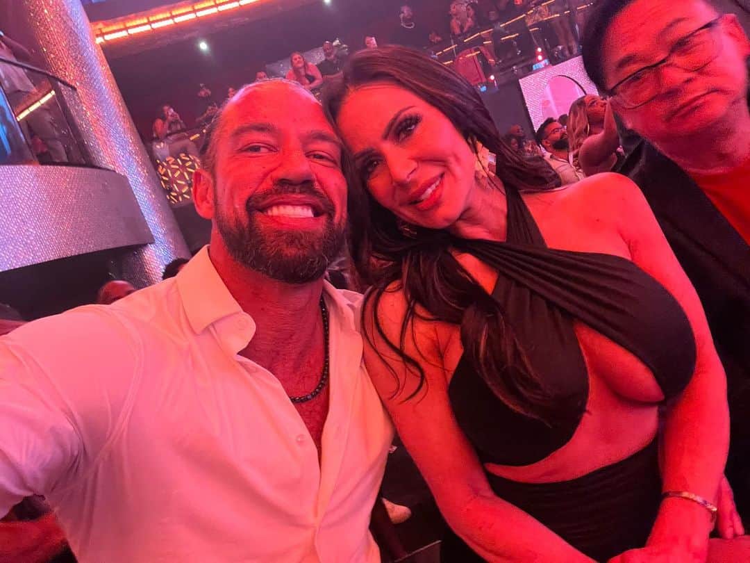 Kendra Lustさんのインスタグラム写真 - (Kendra LustInstagram)「My #satudayvibes last week with with @therealjohnnycastle ❤️ & #photobomber @jonestrealtor nobody does it better 😜 #Vegas」5月22日 1時49分 - kendralust