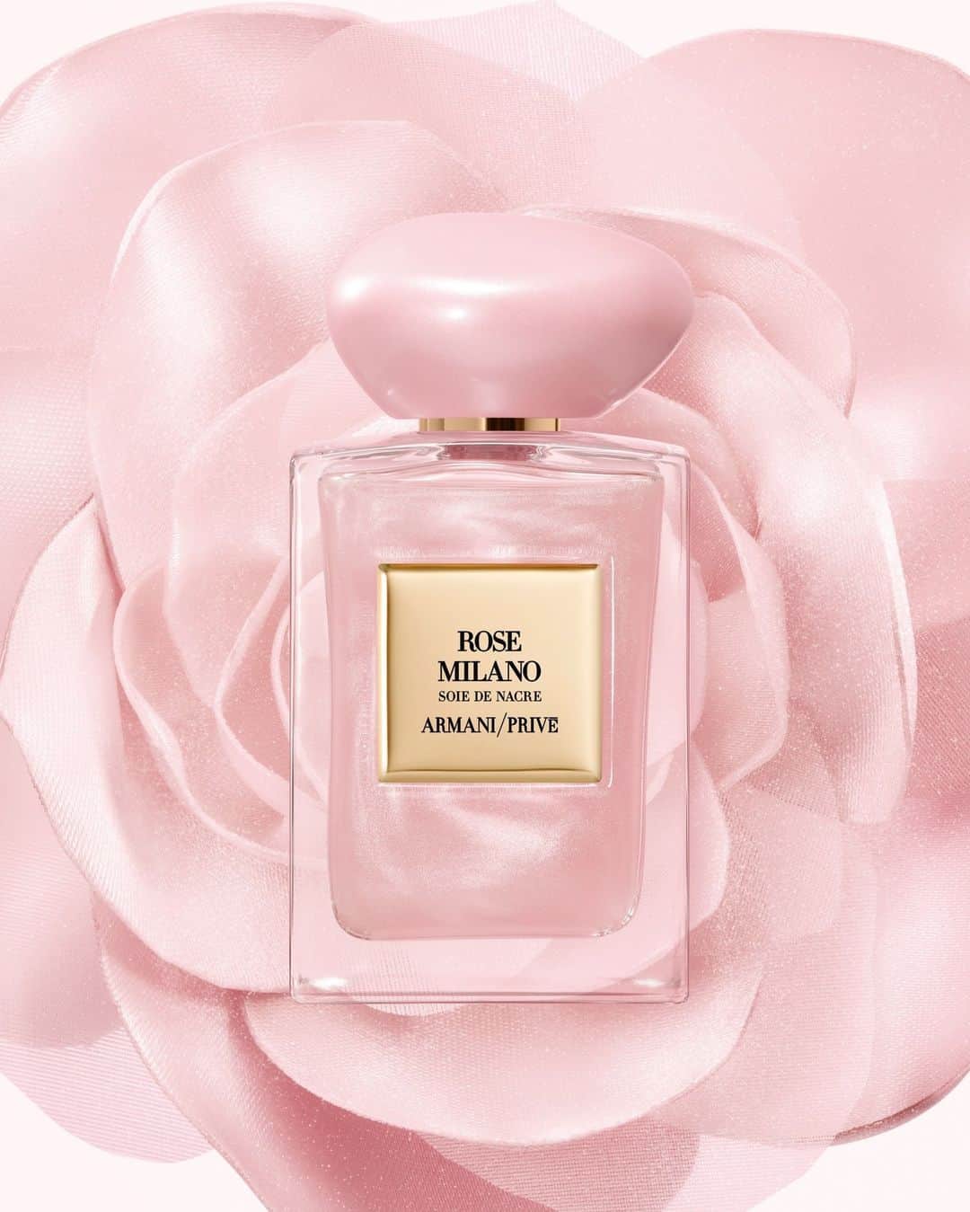 Armani Beautyさんのインスタグラム写真 - (Armani BeautyInstagram)「Silky luminosity. Infused with captivating white nacre pearls that gleam in an alchemy of light and movement, the mountain air-inspired Armani/Privé THÉ YULONG SOIE DE NACRE, peony-scented PIVOINE SUZHOU SOIE DE NACRE and floral yet earthy ROSE MILANO SOIE DE NACRE form a collection that epitomizes attention to detail.  Which fragrance piques your interest?   #Armanibeauty #ArmaniPrive #TheYulong #RoseMilano #PivoineSuzhou #hautecouturefragrances」5月21日 17時00分 - armanibeauty